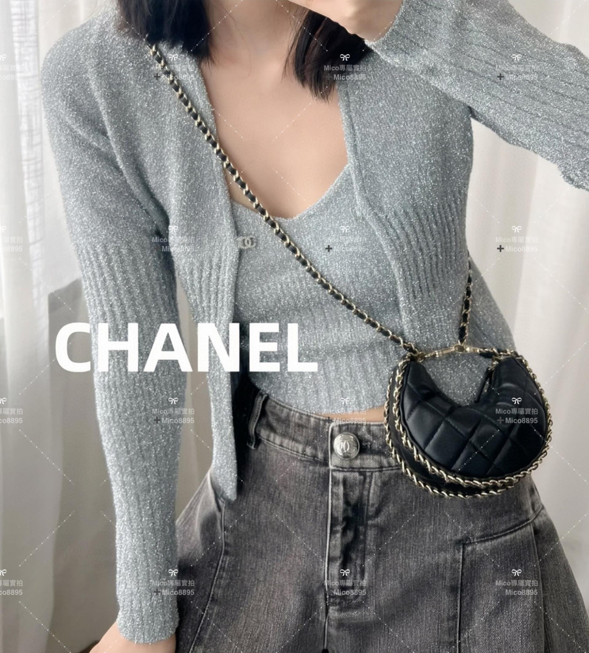 CHANEL 𝟮𝟯𝗣春夏🍀 淡粉🌸 鏈條𝖬𝗂𝗇𝗂半月包/手拿包 尺寸：𝟣𝟢.𝟧*𝟫.𝟧*𝟧 𝖼𝗆