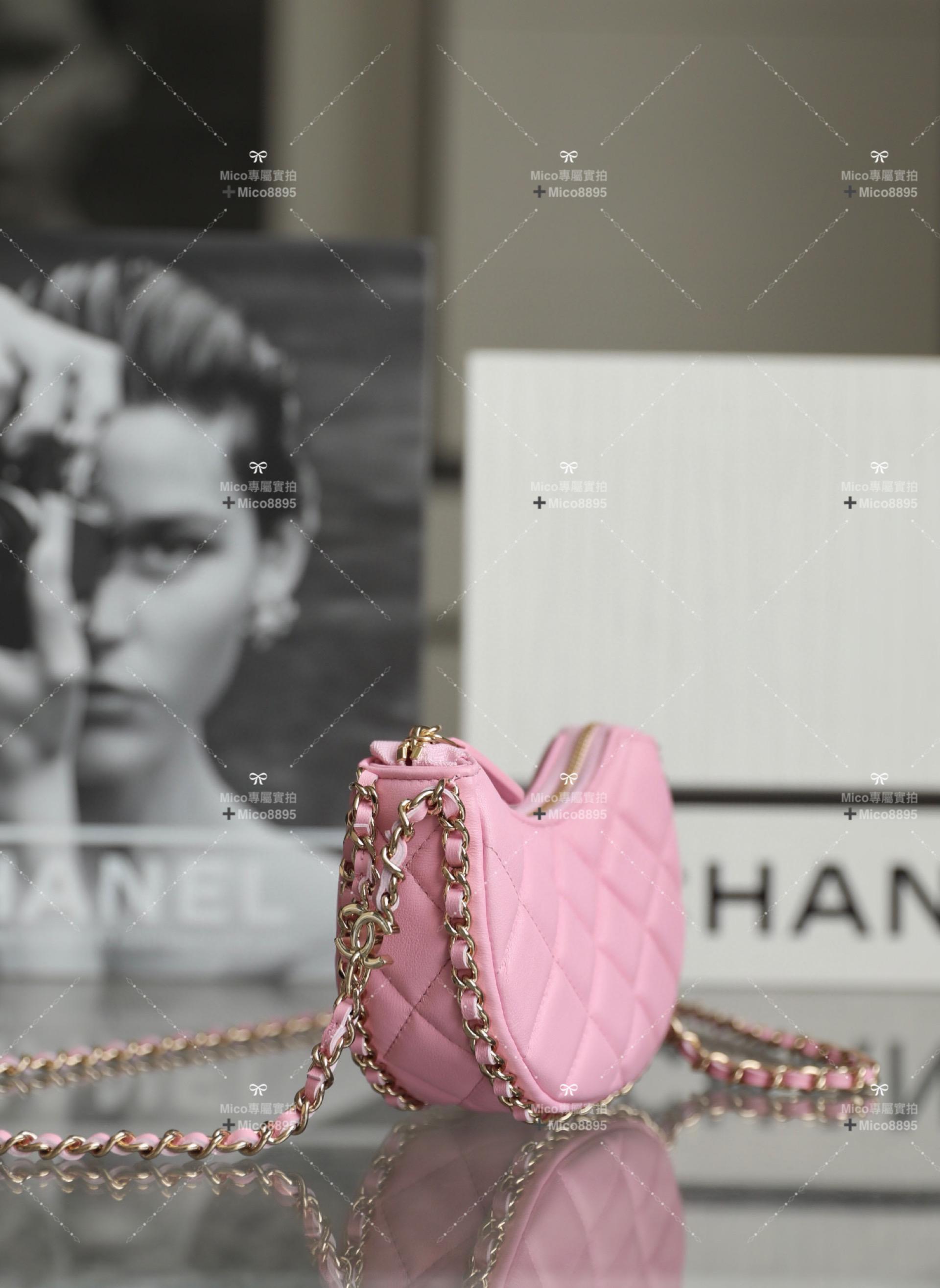 CHANEL 𝟮𝟯𝗣春夏🍀 淡粉🌸 鏈條𝖬𝗂𝗇𝗂半月包/手拿包 尺寸：𝟣𝟢.𝟧*𝟫.𝟧*𝟧 𝖼𝗆