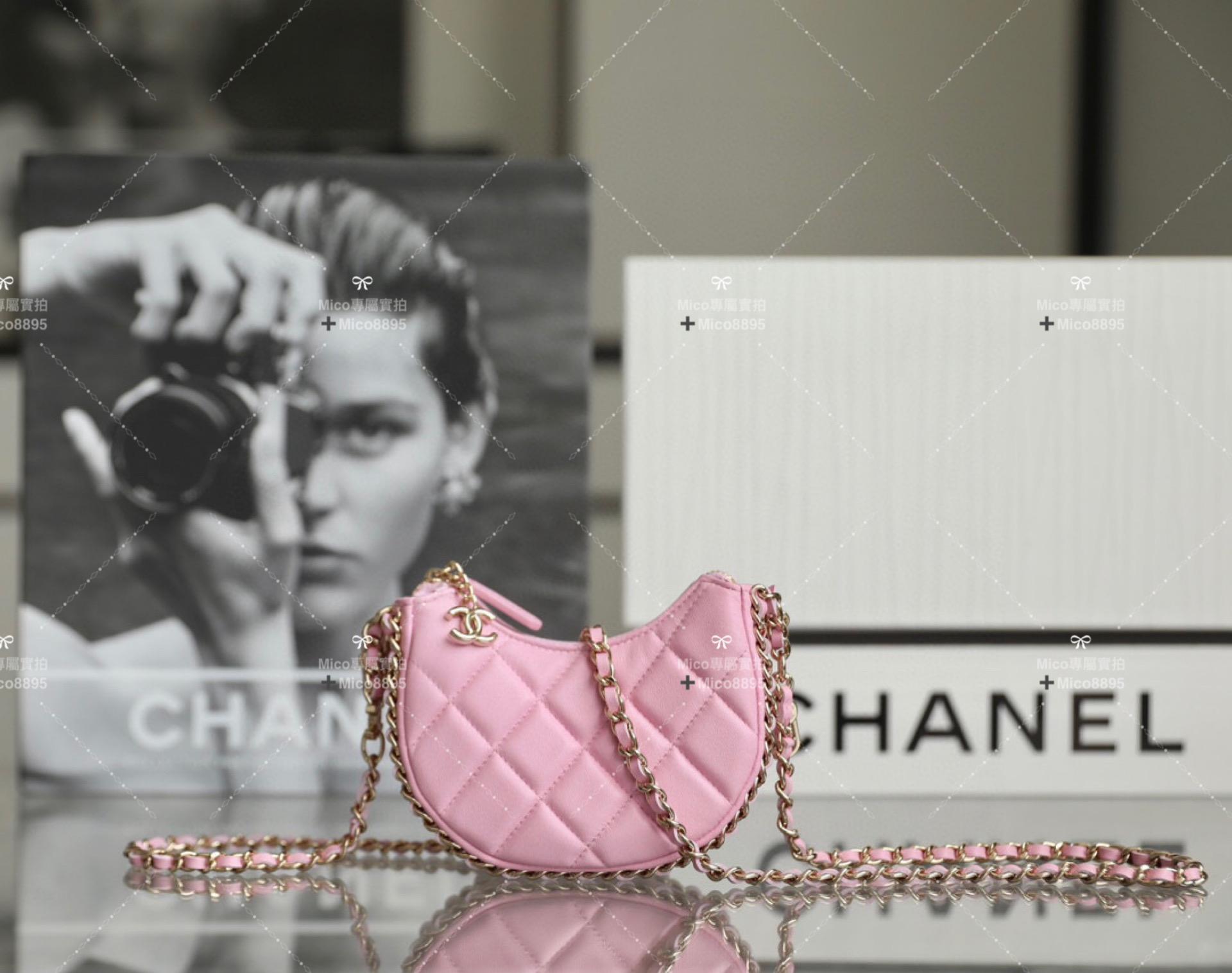 CHANEL 𝟮𝟯𝗣春夏🍀 淡粉🌸 鏈條𝖬𝗂𝗇𝗂半月包/手拿包 尺寸：𝟣𝟢.𝟧*𝟫.𝟧*𝟧 𝖼𝗆