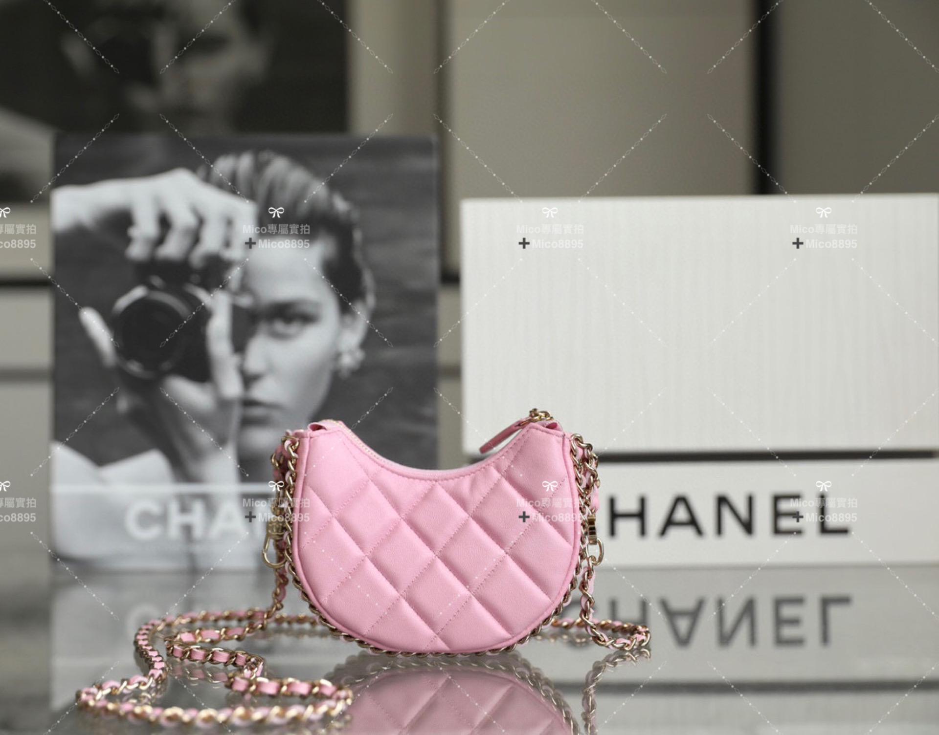 CHANEL 𝟮𝟯𝗣春夏🍀 淡粉🌸 鏈條𝖬𝗂𝗇𝗂半月包/手拿包 尺寸：𝟣𝟢.𝟧*𝟫.𝟧*𝟧 𝖼𝗆