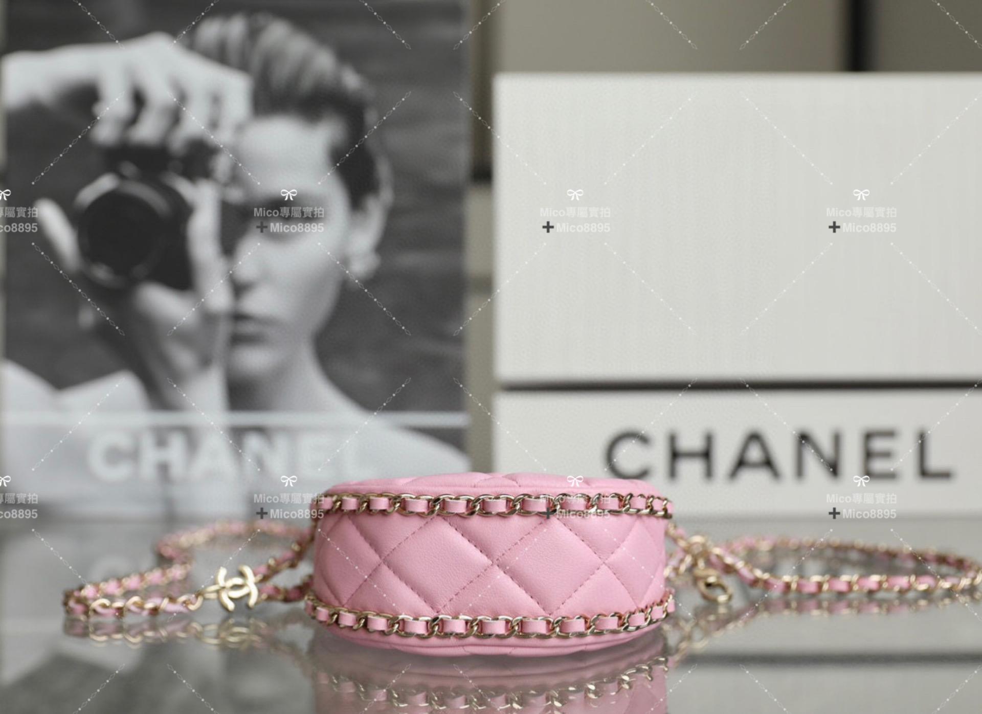 CHANEL 𝟮𝟯𝗣春夏🍀 淡粉🌸 鏈條𝖬𝗂𝗇𝗂半月包/手拿包 尺寸：𝟣𝟢.𝟧*𝟫.𝟧*𝟧 𝖼𝗆