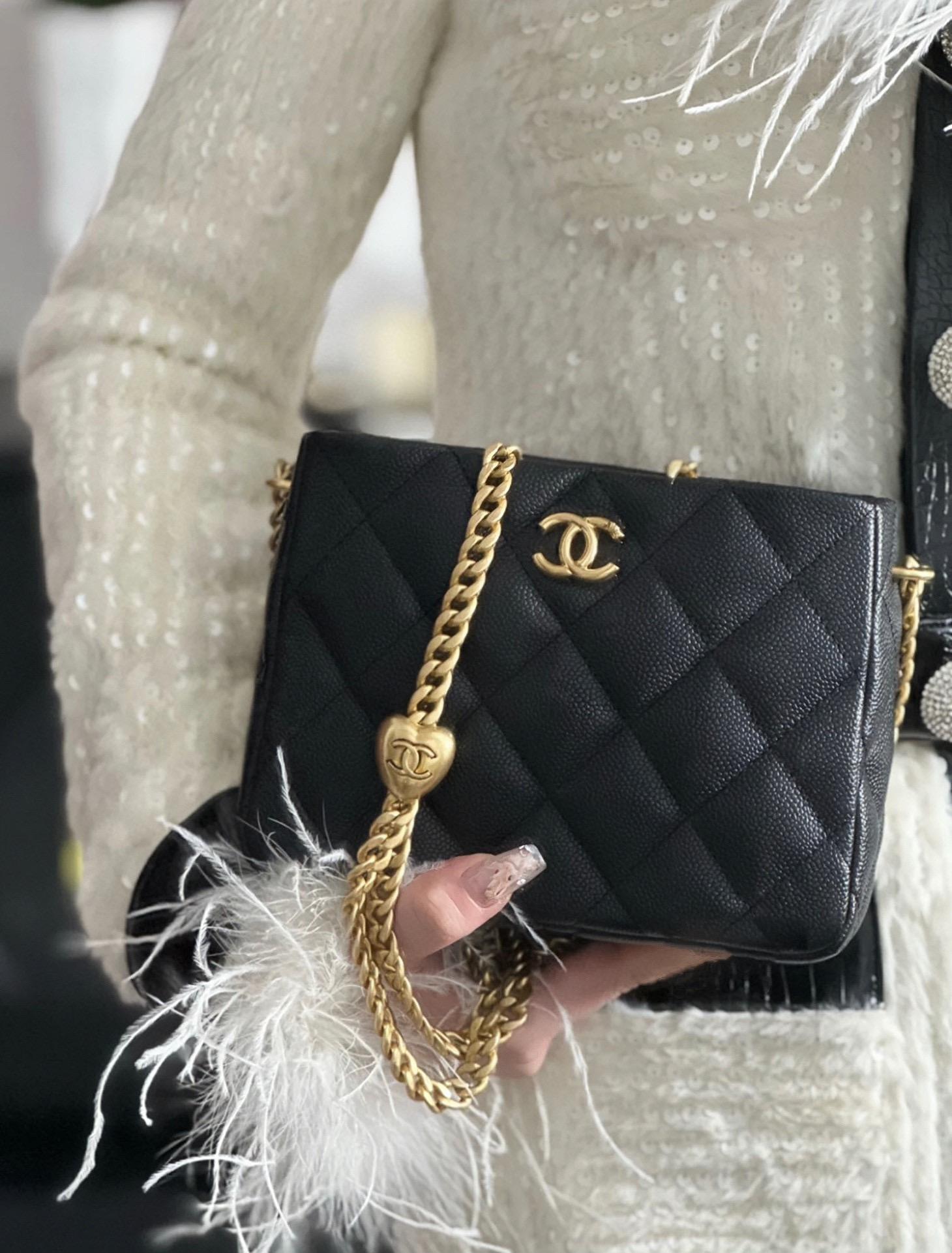 CHANEL 𝟮𝟯𝗣系列🍀 愛心扣𝗁𝗈𝖻𝗈流浪小號 黑色魚子醬牛皮 🉑️調節 尺寸：𝟣𝟥*𝟣𝟪*𝟩 𝑐𝑚