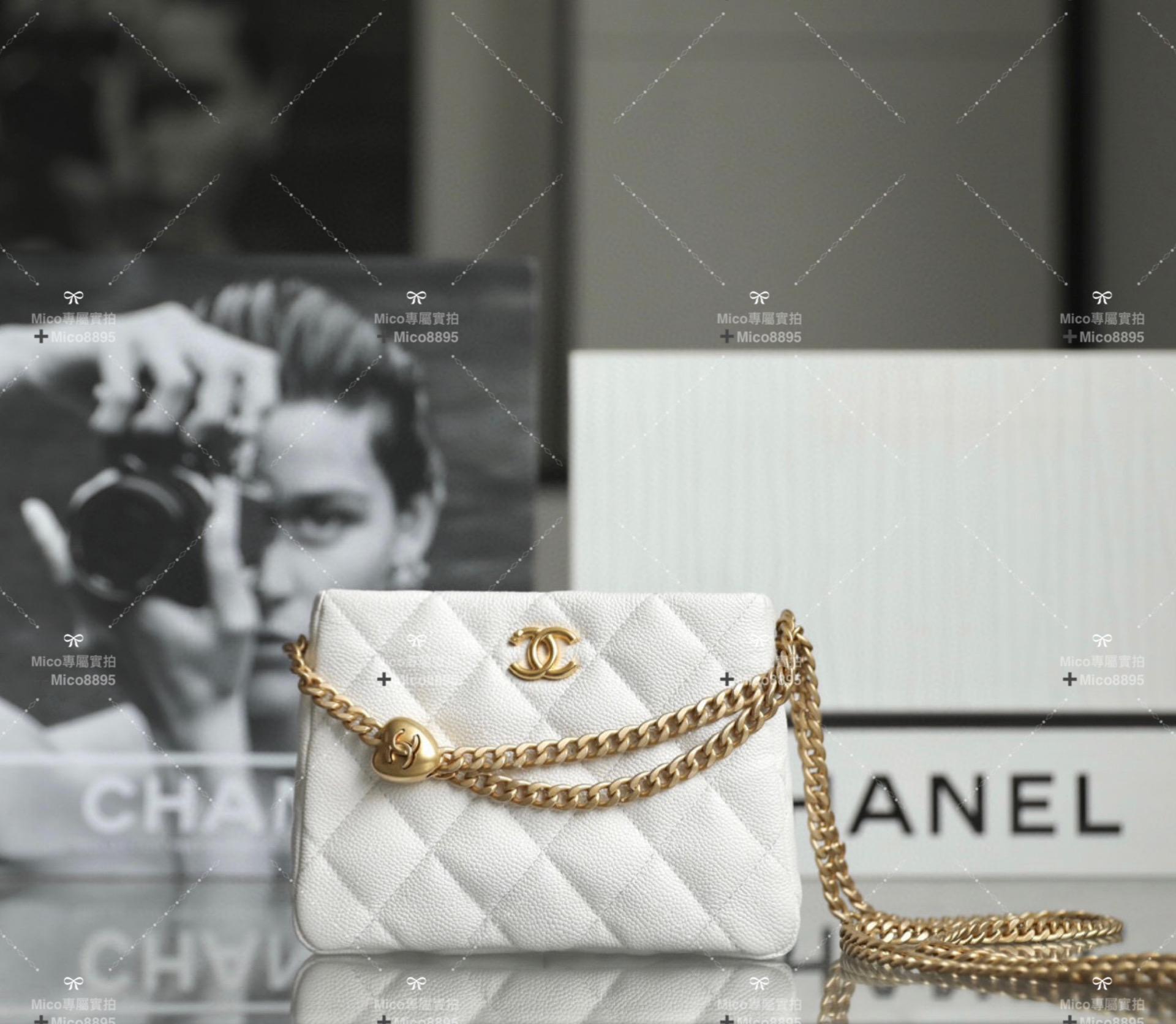 CHANEL 𝟮𝟯𝗣系列🍀白色 愛心扣𝗁𝗈𝖻𝗈流浪小號 魚子醬牛皮 🉑️調節 尺寸：𝟣𝟥*𝟣𝟪*𝟩 𝑐𝑚