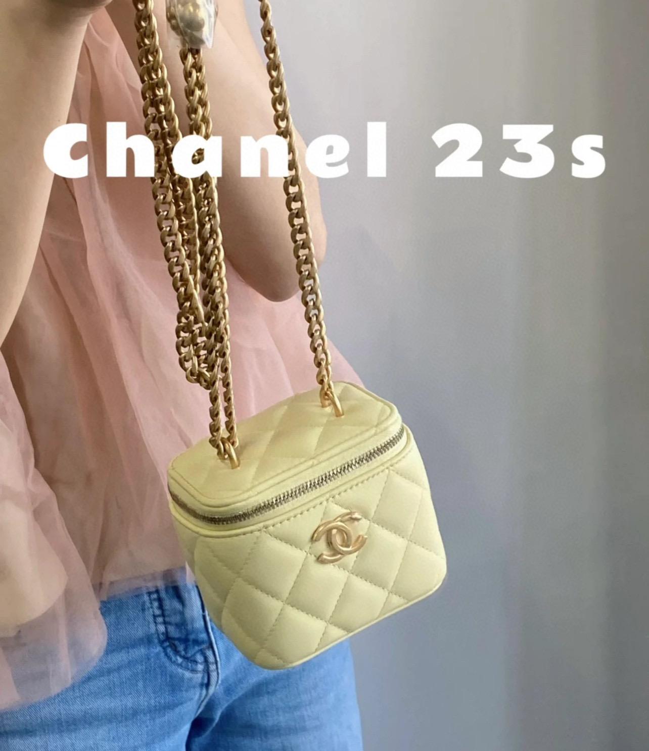 CHANEL 23𝑠 春夏系列 山茶花調節釦盒子包/口紅包 🐤小雞黃 尺寸：𝟣𝟣*𝟪.𝟧*𝟩 𝖼𝗆