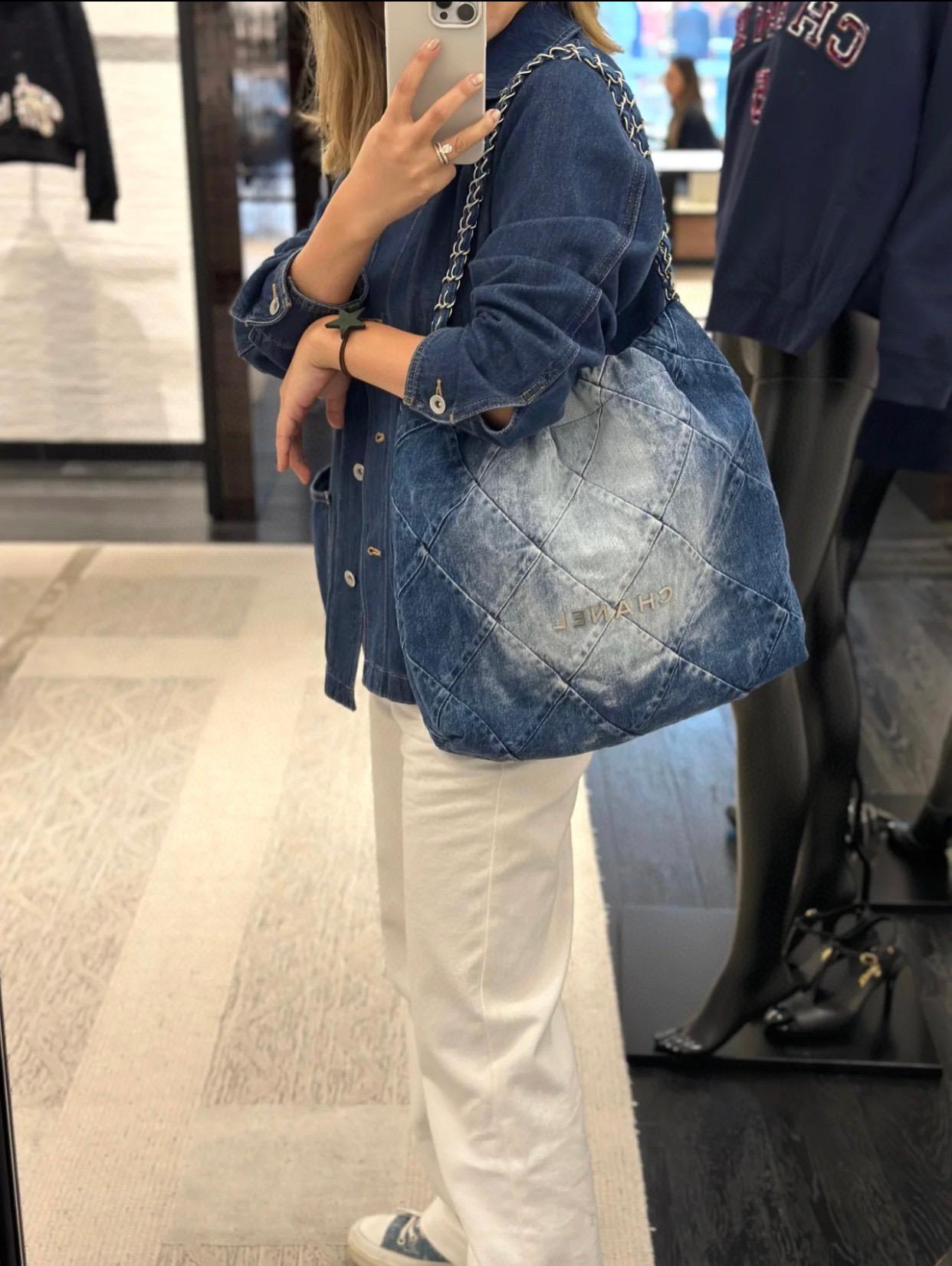 CHANEL 慵懶隨性風格 小號 丹寧/牛仔款 22Bag/22包 尺寸：39*42*8cm