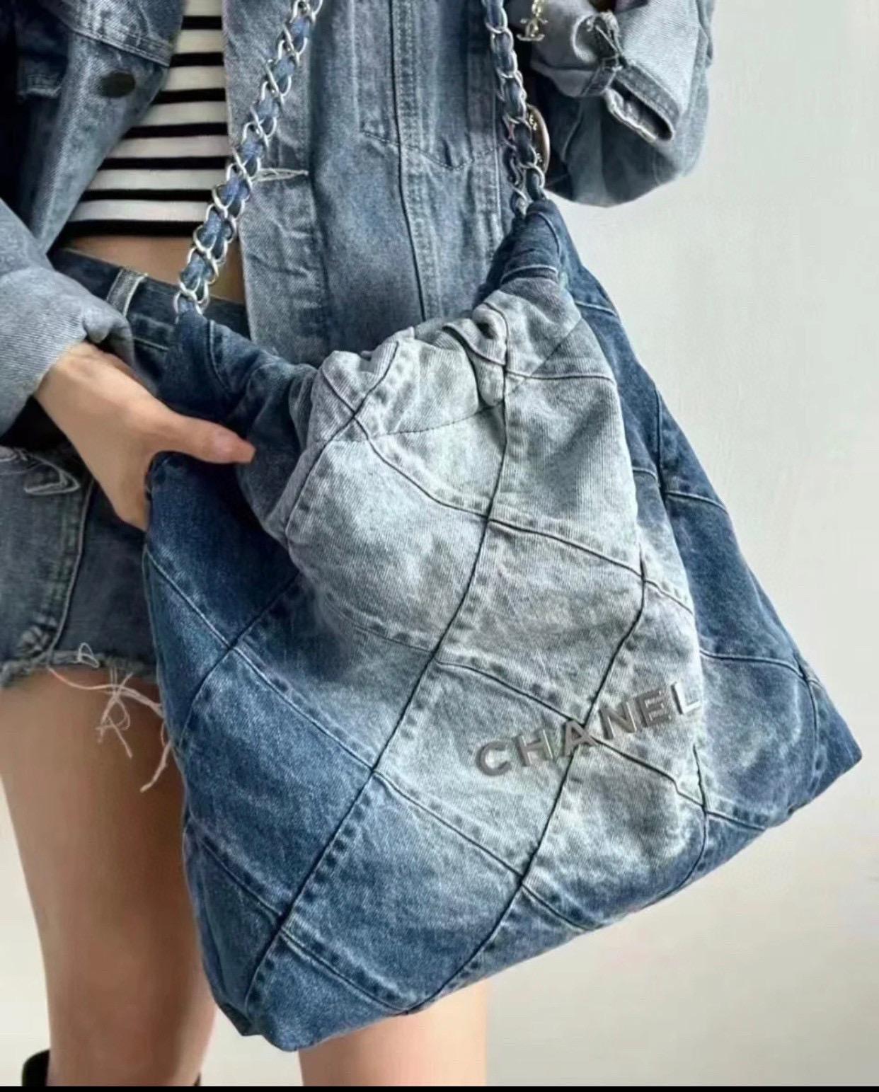 CHANEL 慵懶隨性風格 小號 丹寧/牛仔款 22Bag/22包 尺寸：39*42*8cm