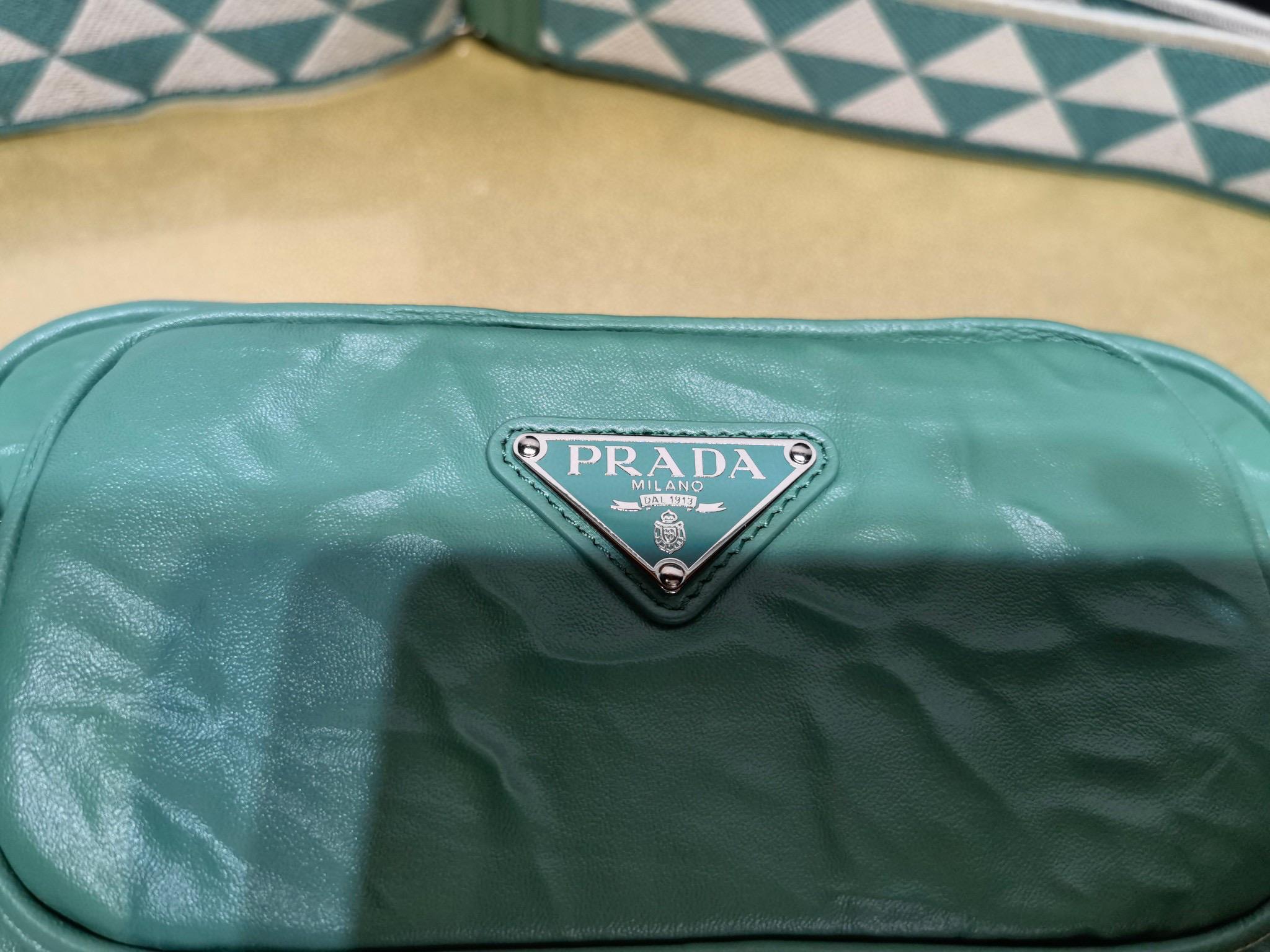 PRADA 復古刺繡寬肩帶 褶皺羊皮斜挎包 男女同款 三合一包 22