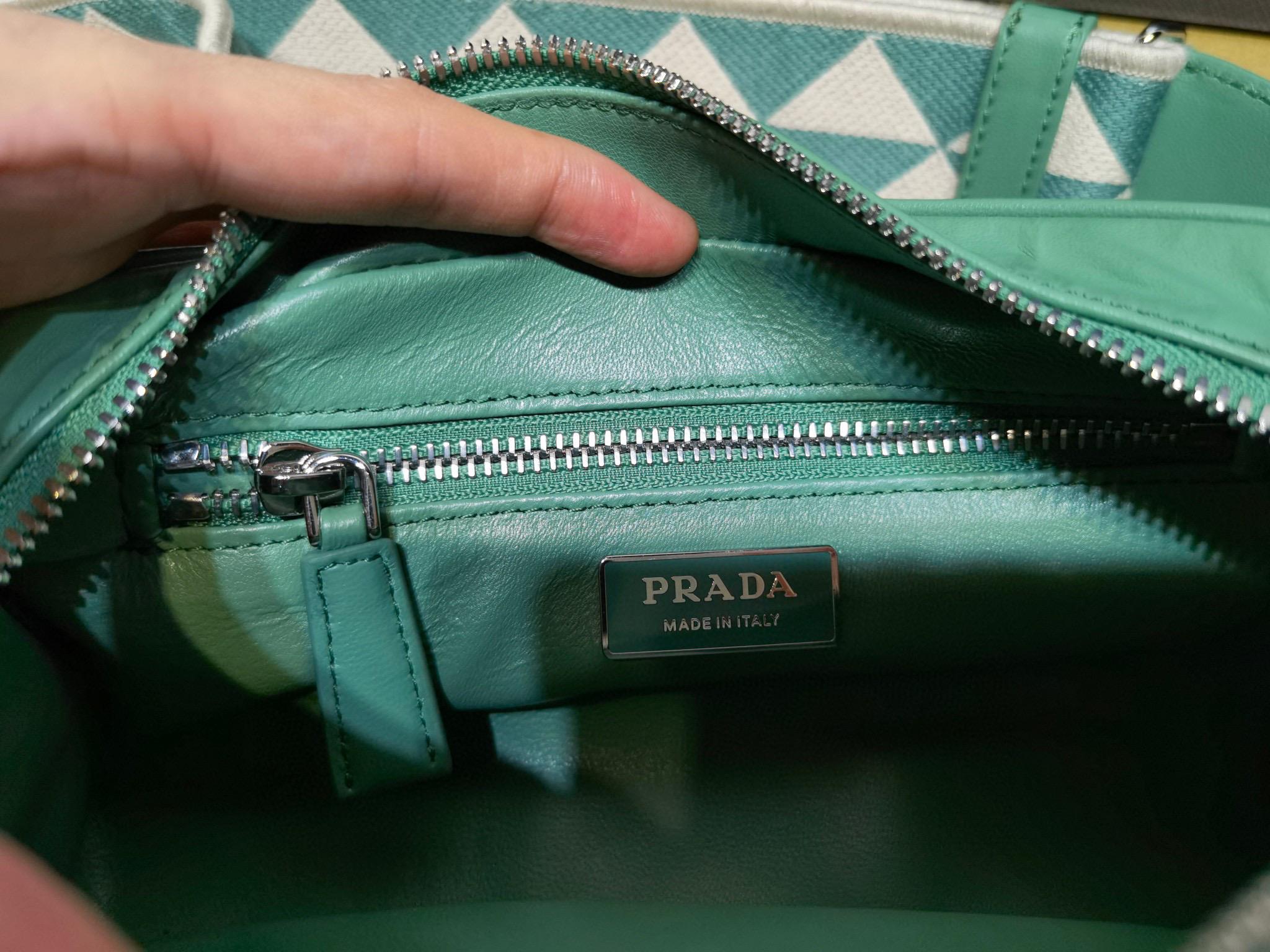 PRADA 復古刺繡寬肩帶 褶皺羊皮斜挎包 男女同款 三合一包 22