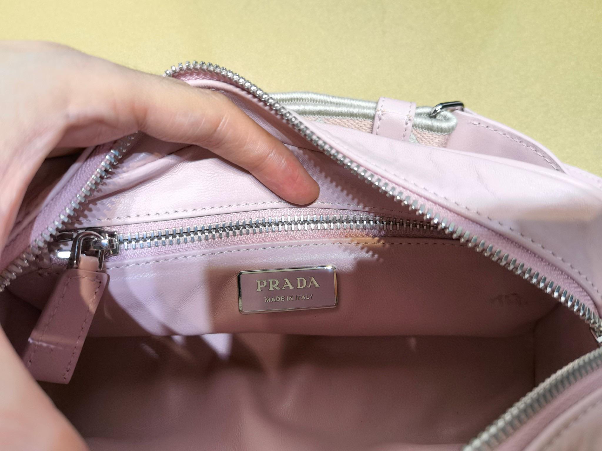 PRADA 復古刺繡寬肩帶 褶皺羊皮斜挎包 男女同款 三合一包 22