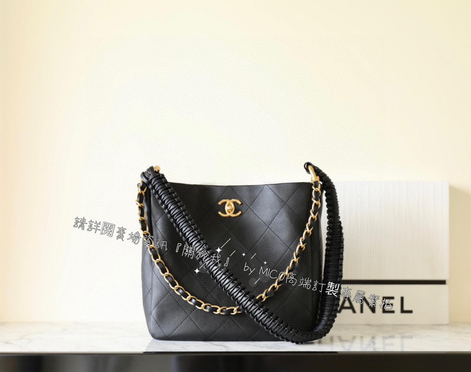 Chanel 𝟤𝟥a手工坊系列黑色/牛皮 編織監督嬉皮包 復古金釦 尺寸：𝟤𝟨*𝟤𝟧*𝟩.𝟧 𝖼𝗆