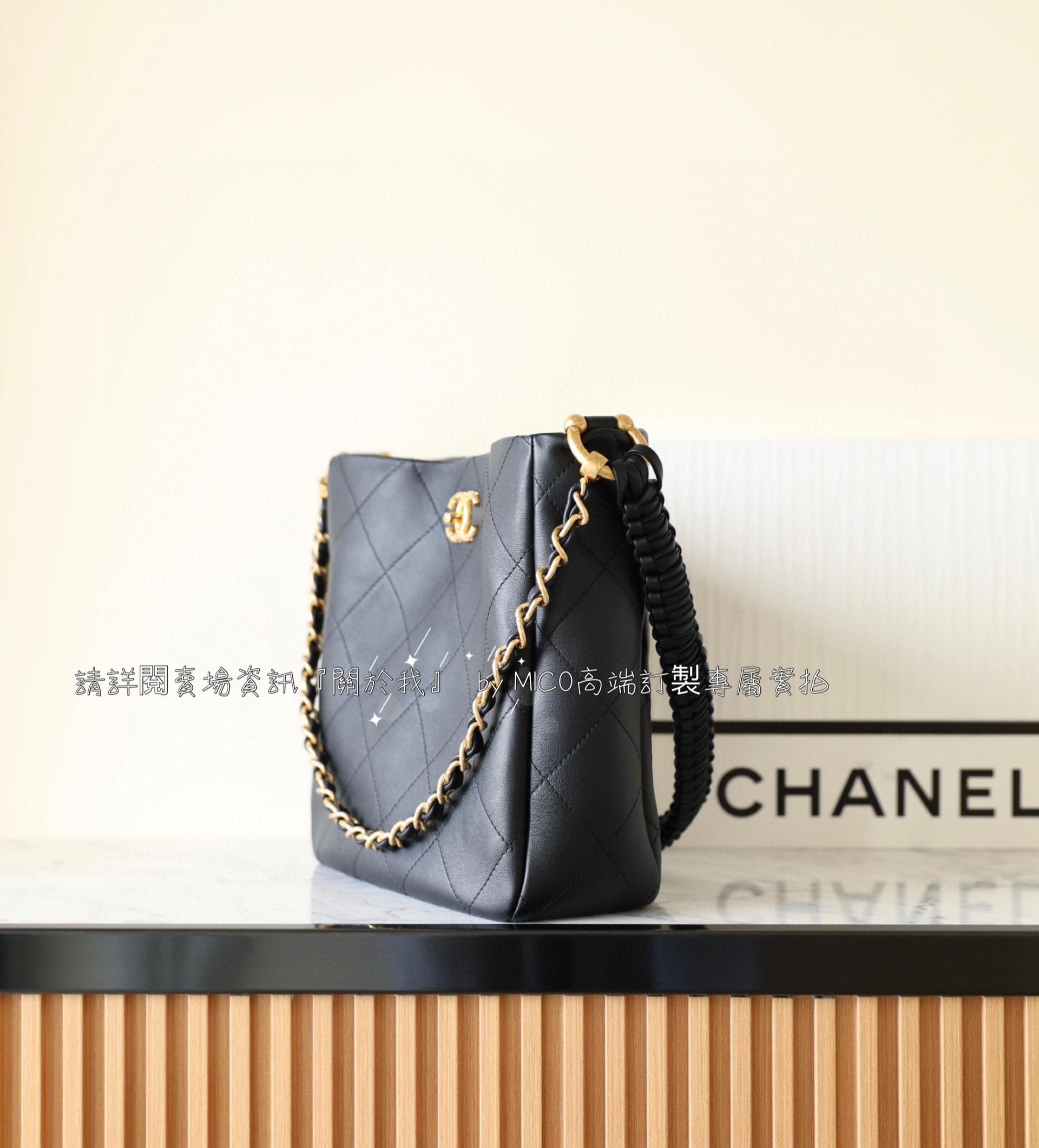 Chanel 𝟤𝟥a手工坊系列黑色/牛皮 編織監督嬉皮包 復古金釦 尺寸：𝟤𝟨*𝟤𝟧*𝟩.𝟧 𝖼𝗆