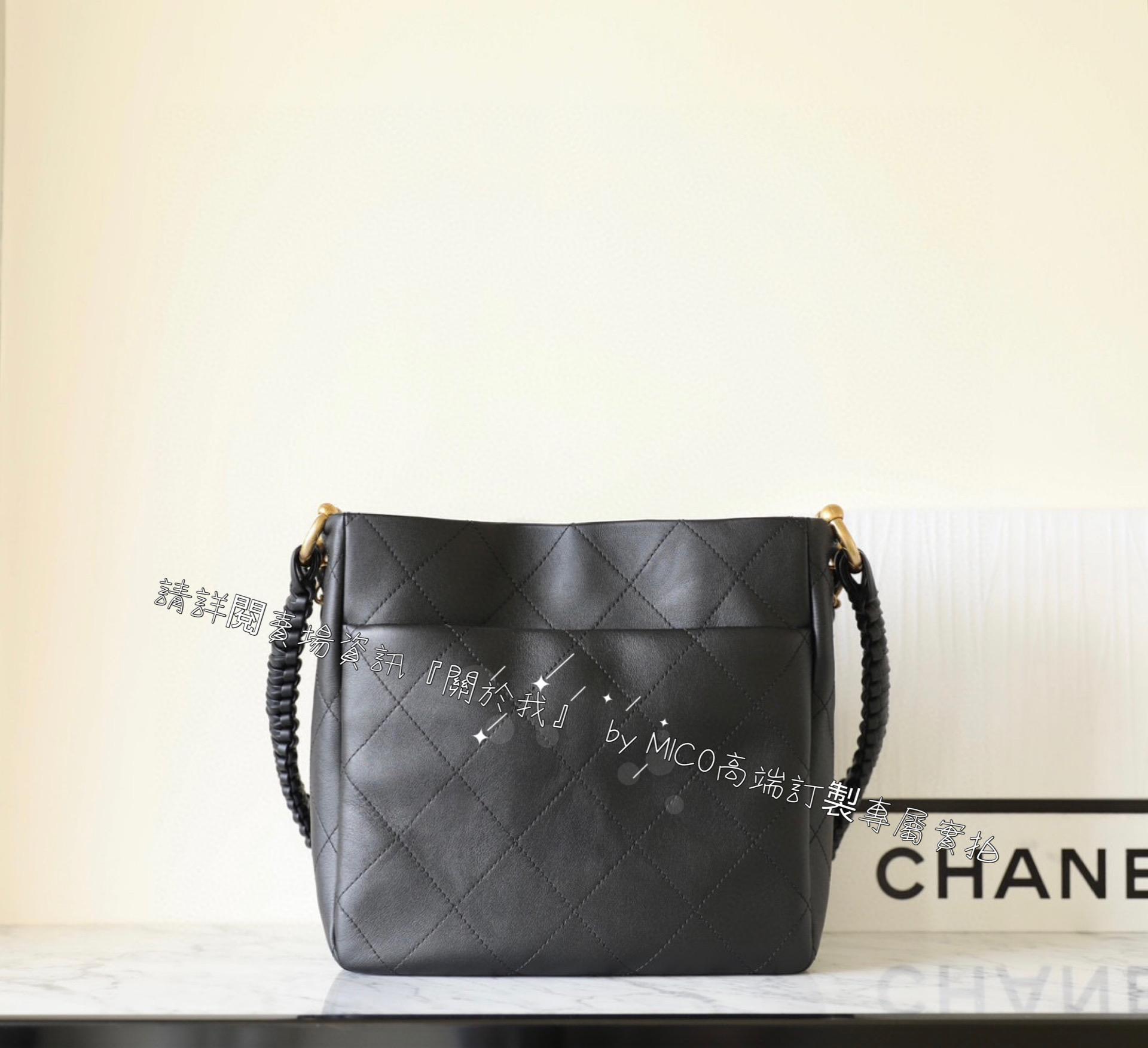 Chanel 𝟤𝟥a手工坊系列黑色/牛皮 編織監督嬉皮包 復古金釦 尺寸：𝟤𝟨*𝟤𝟧*𝟩.𝟧 𝖼𝗆