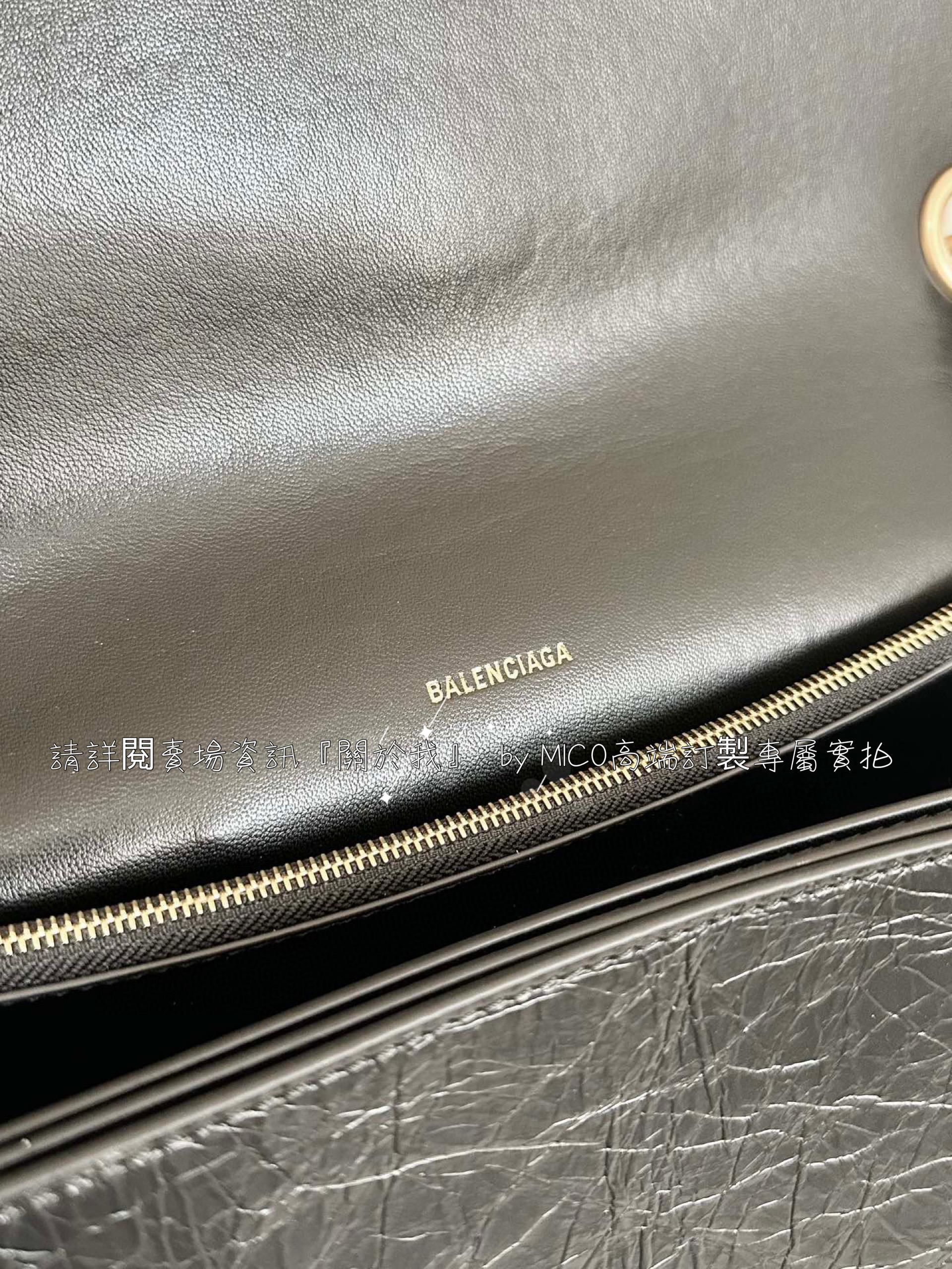 BALENCIAGA 大號/裂紋皮革/黑金 Crush 絎縫鏈條包/沙漏包 尺寸40×25×13cm