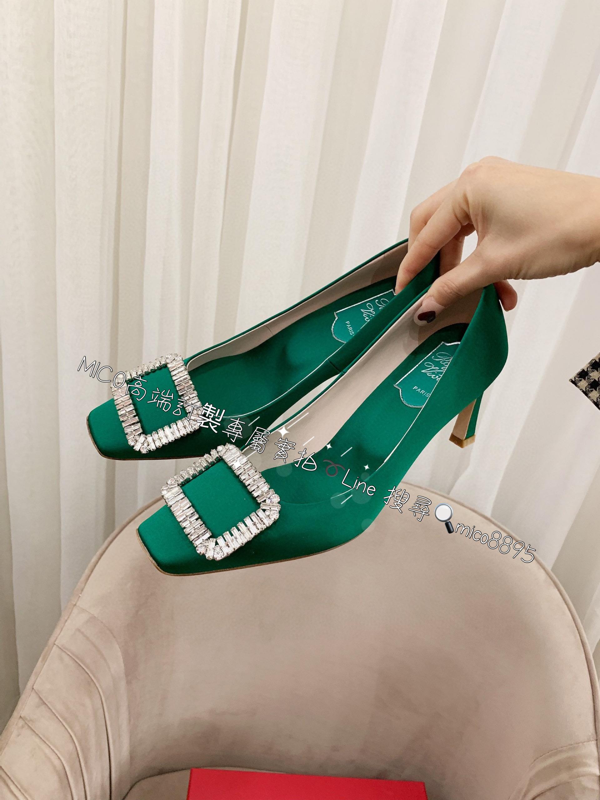 Roger Vivier 『RV』真絲款 祖母綠 Trompette Crystal 水鑽方釦高跟鞋 跟高7cm/碼數35-39（34.40可定制不退換）