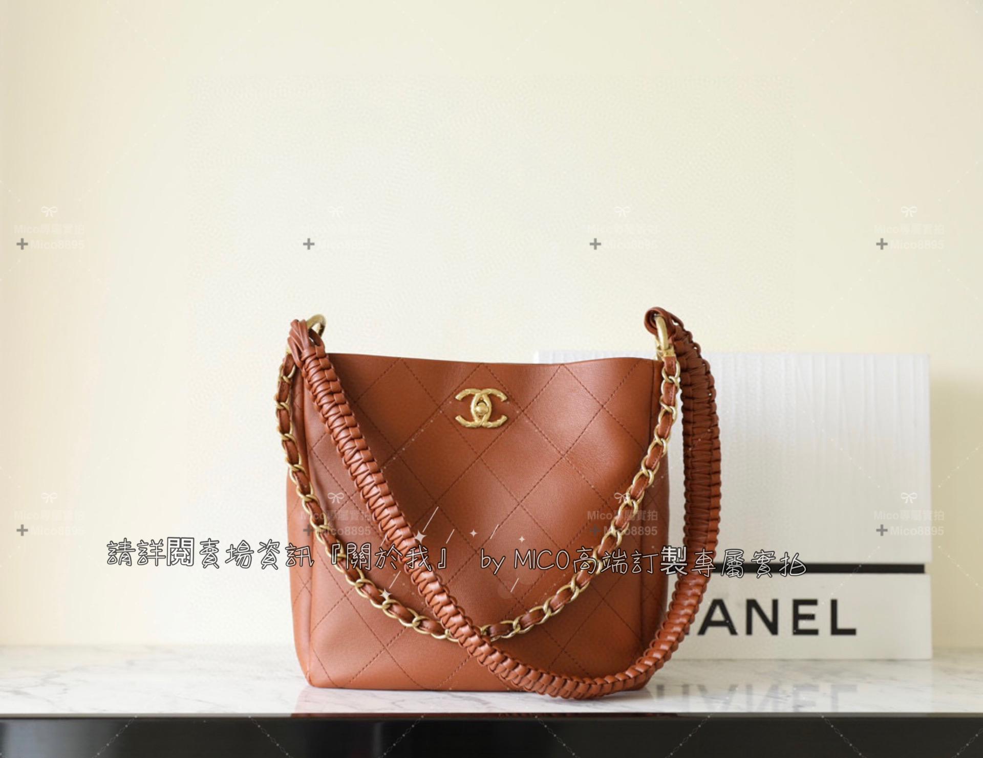 Chanel 23A手工坊系列 焦糖色/牛皮 𝖧𝗈𝖻𝗈 𝖧𝖺𝗇𝖽𝖻𝖺𝗇𝗀嬉皮包 尺寸：𝟤𝟨*𝟤𝟧*𝟩.𝟧 𝖼𝗆