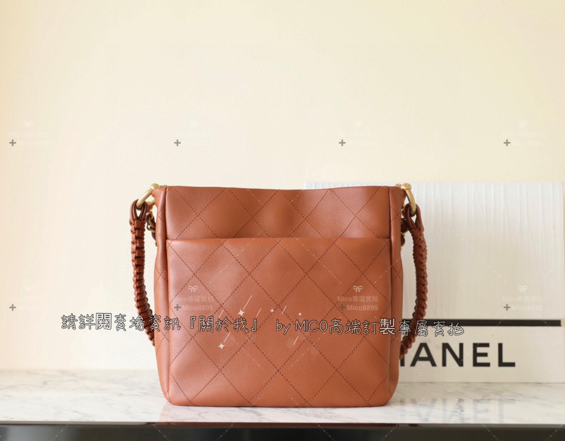 Chanel 23A手工坊系列 焦糖色/牛皮 𝖧𝗈𝖻𝗈 𝖧𝖺𝗇𝖽𝖻𝖺𝗇𝗀嬉皮包 尺寸：𝟤𝟨*𝟤𝟧*𝟩.𝟧 𝖼𝗆