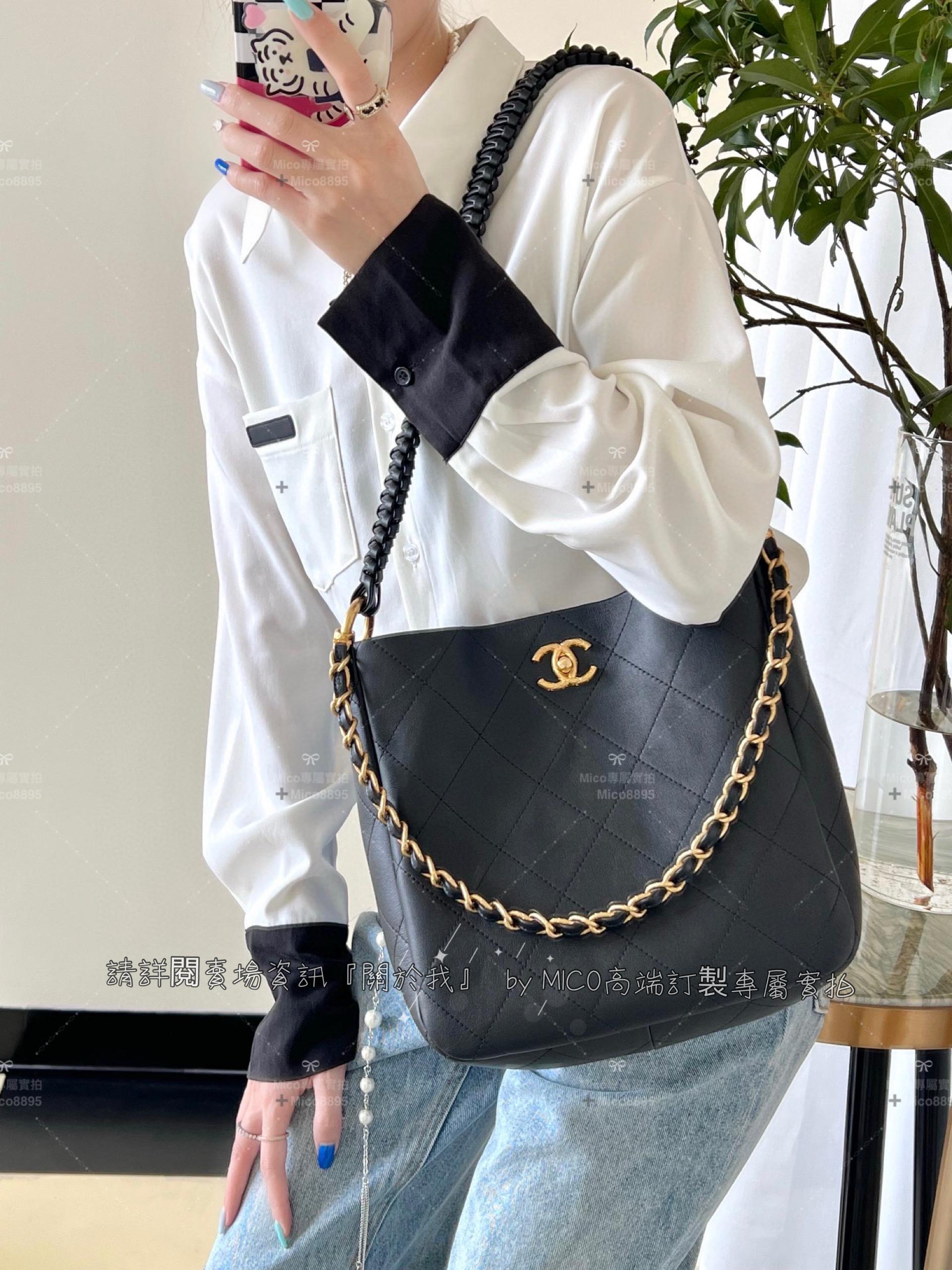 Chanel 23A手工坊系列 黑色/牛皮 𝖧𝗈𝖻𝗈 𝖧𝖺𝗇𝖽𝖻𝖺𝗇𝗀嬉皮包 尺寸：𝟤𝟨*𝟤𝟧*𝟩.𝟧 𝖼𝗆