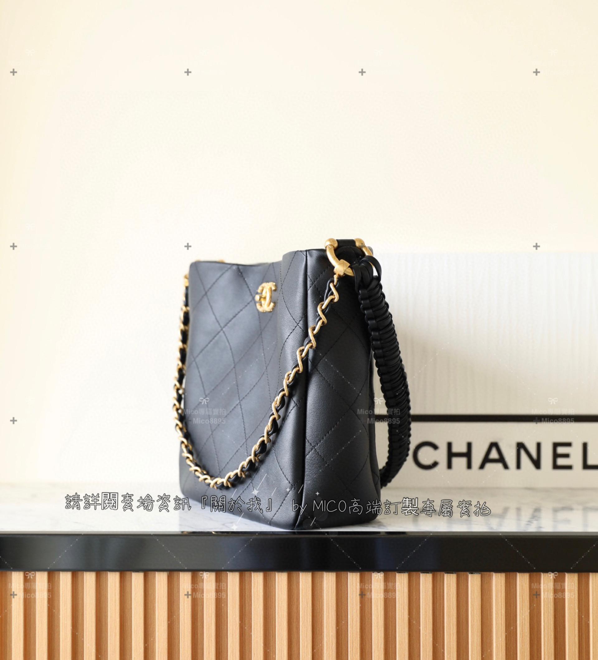 Chanel 23A手工坊系列 黑色/牛皮 𝖧𝗈𝖻𝗈 𝖧𝖺𝗇𝖽𝖻𝖺𝗇𝗀嬉皮包 尺寸：𝟤𝟨*𝟤𝟧*𝟩.𝟧 𝖼𝗆