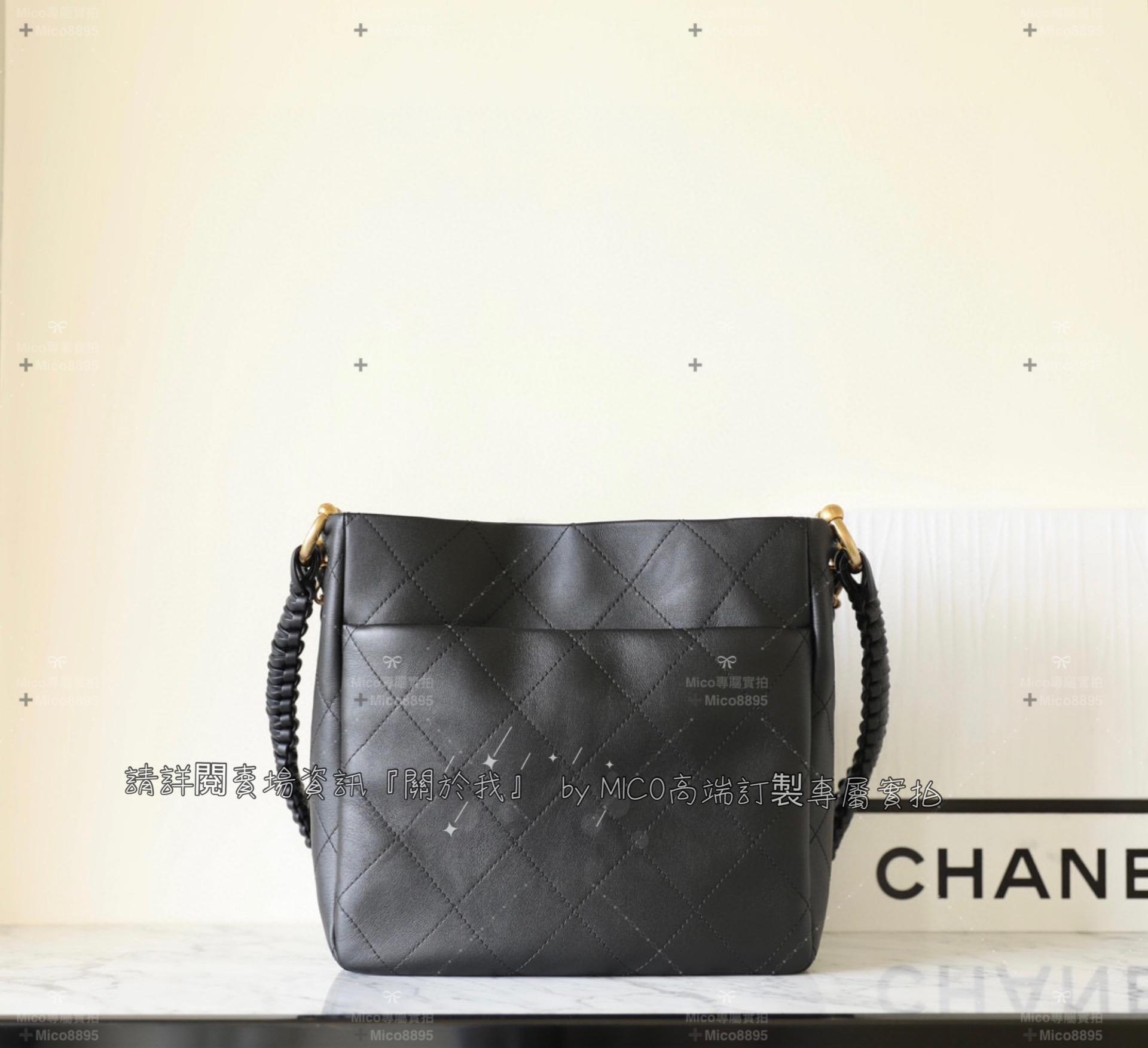 Chanel 23A手工坊系列 黑色/牛皮 𝖧𝗈𝖻𝗈 𝖧𝖺𝗇𝖽𝖻𝖺𝗇𝗀嬉皮包 尺寸：𝟤𝟨*𝟤𝟧*𝟩.𝟧 𝖼𝗆