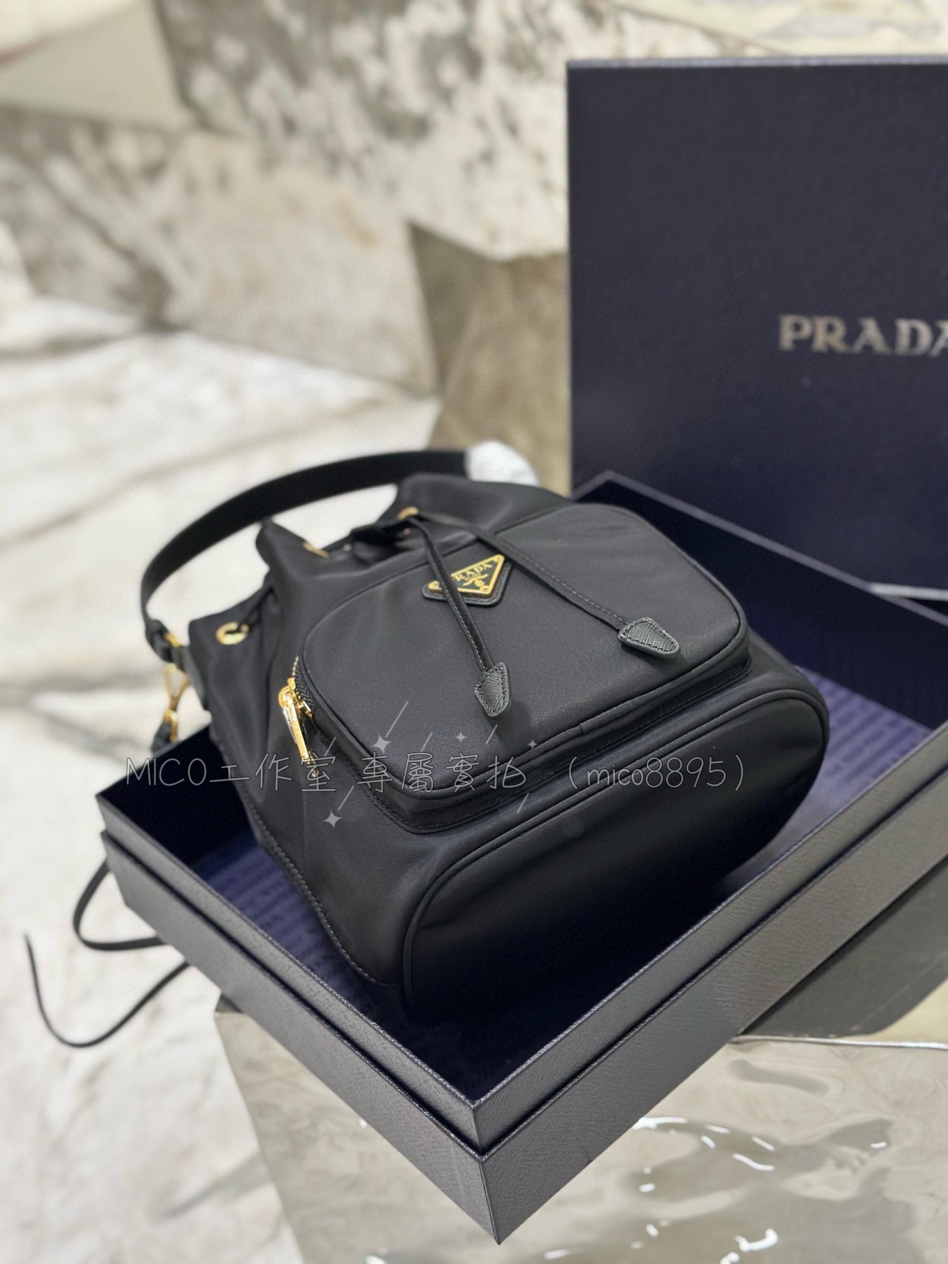 PRADA 經典款 降落傘尼龍水桶包 🉑手提/斜跨 23cm