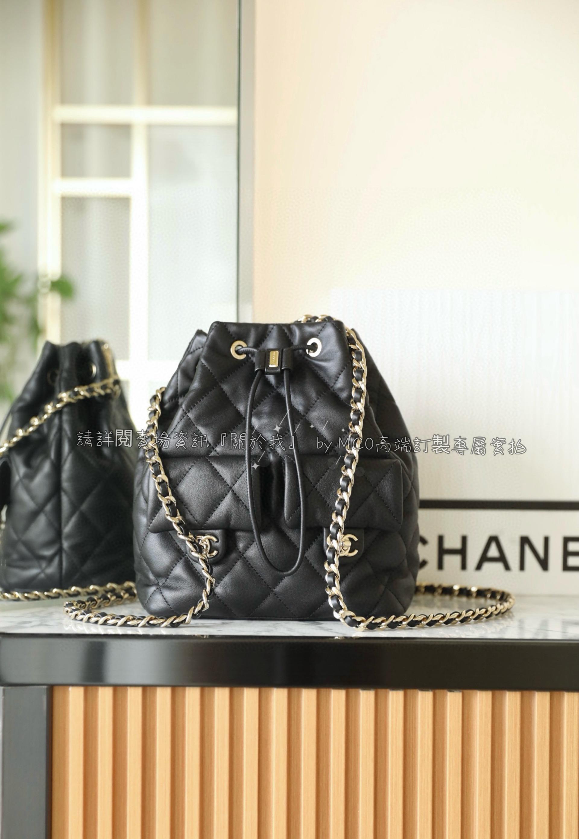 Chanel 𝟮𝟯𝗕 秋冬新品抽繩水桶雙肩包/背包 小牛皮雙口袋青蛙包 黑色♥ 22cm