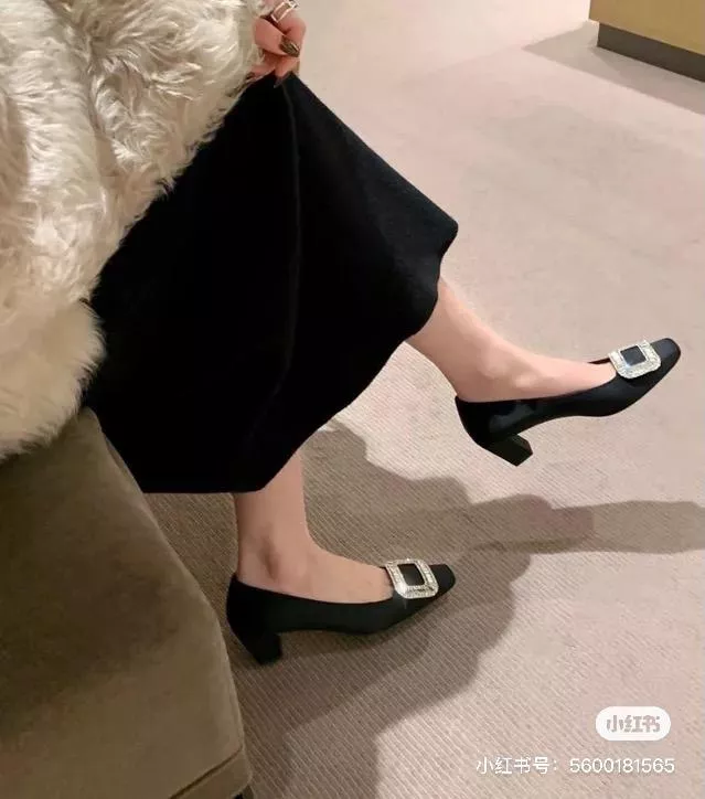 Roger Vivier 黑色真絲 RV 經典施華洛世奇水鑽方釦低跟鞋 跟鞋 35-39 4.5cm跟高