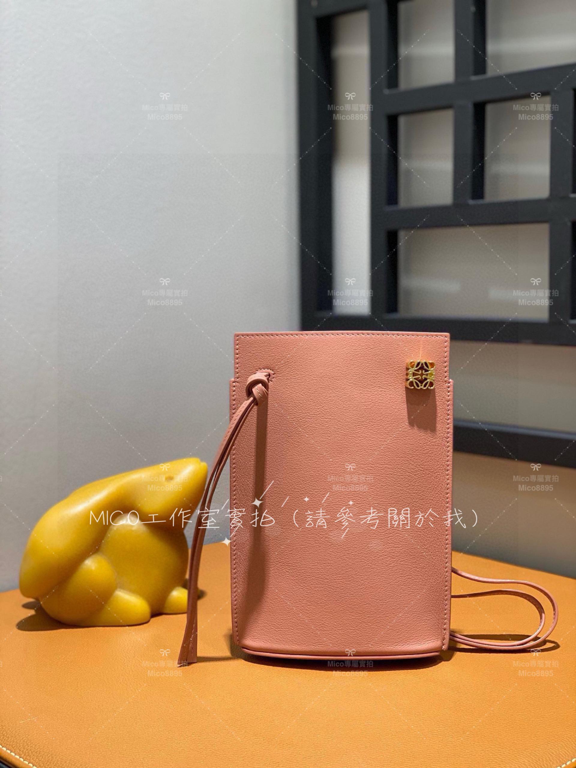 Loewe 乾燥玫瑰粉 Anagram 立體Logo Dice Pocket手機包 20.5cm