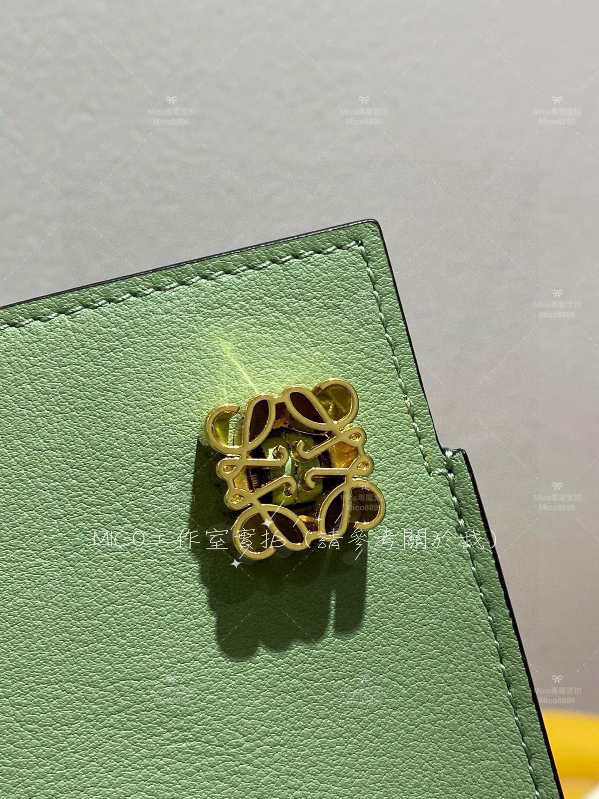 Loewe 牛油果綠 Anagram 立體Logo Dice Pocket手機包 20.5cm