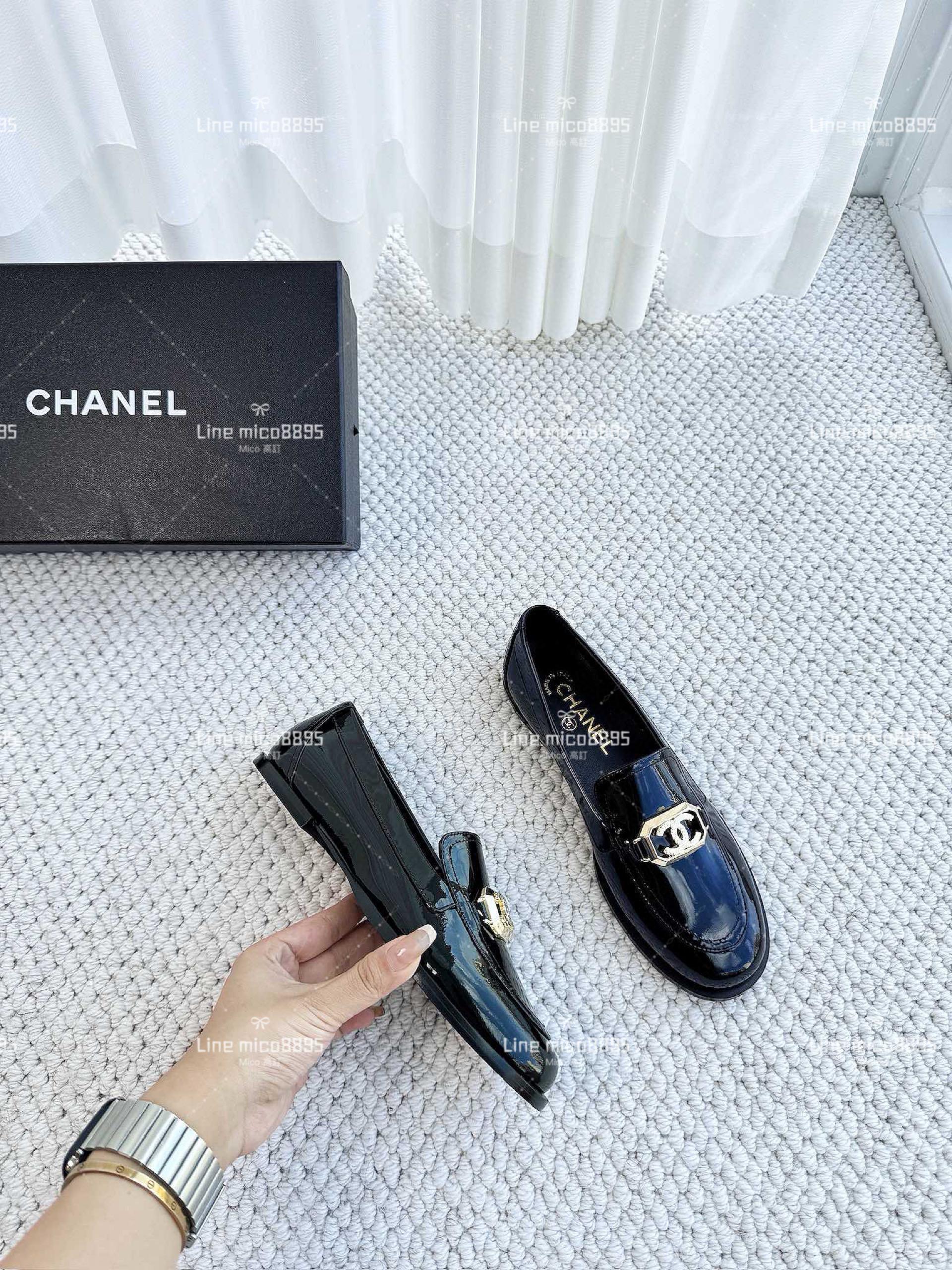 CHANEL 23k 雙C金屬字母裝飾樂福鞋 漆皮黑 35-40