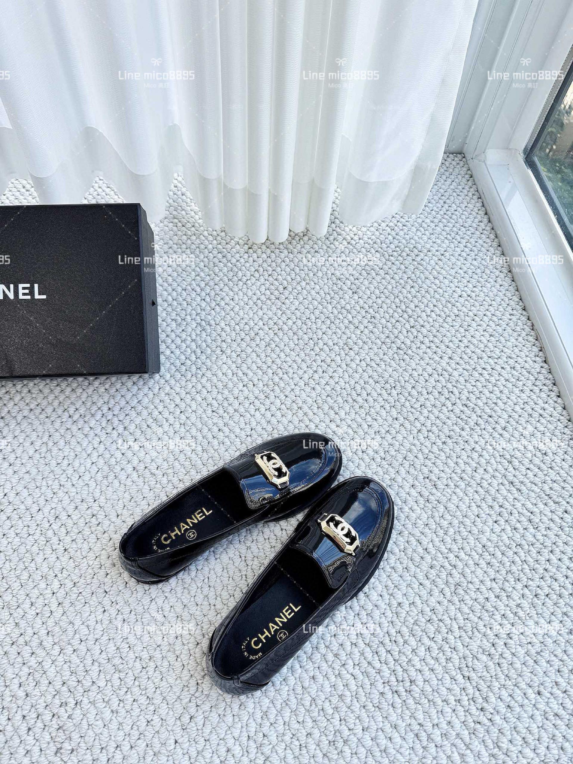 CHANEL 23k 雙C金屬字母裝飾樂福鞋 漆皮黑 35-40