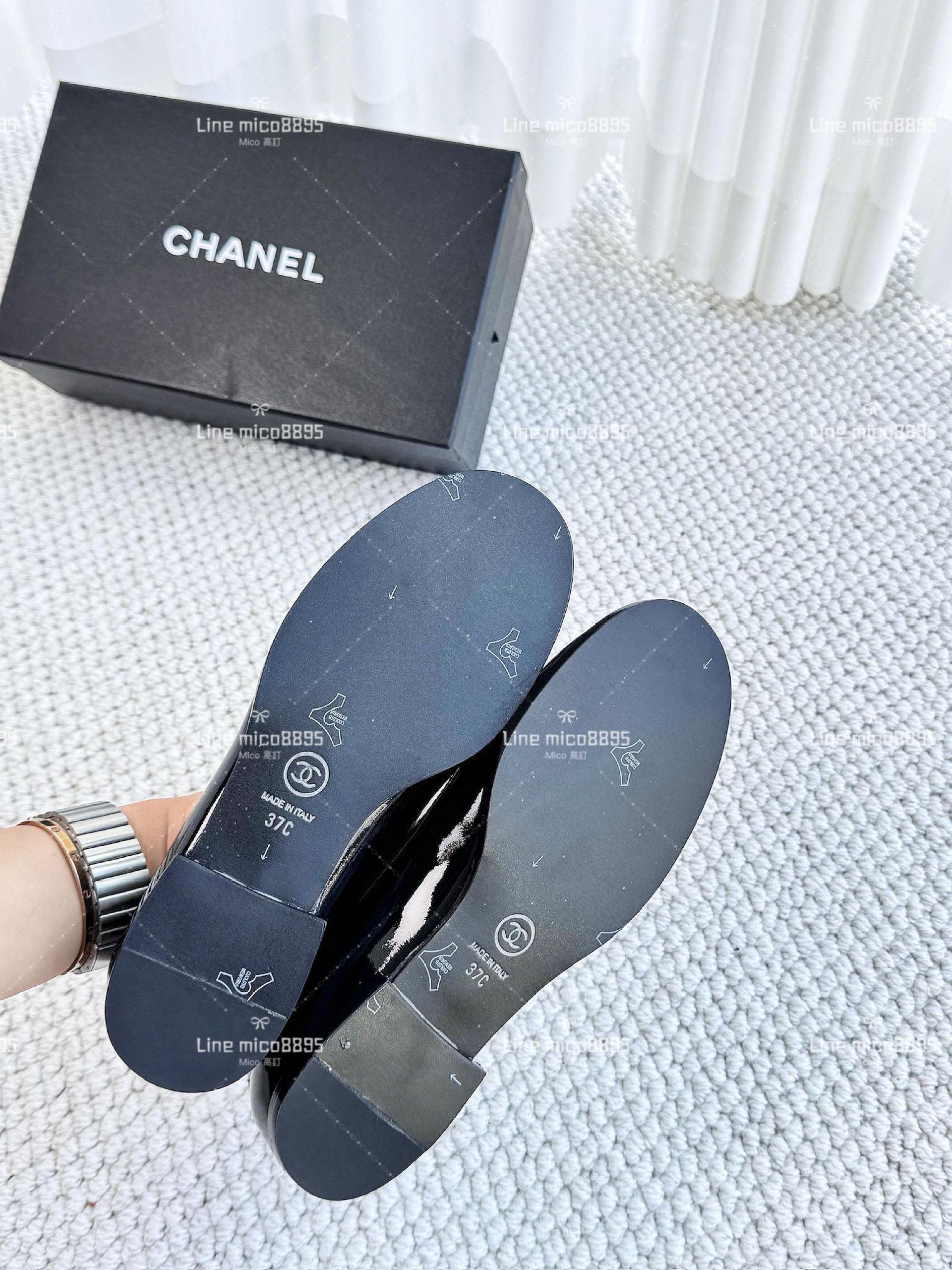 CHANEL 23k 雙C金屬字母裝飾樂福鞋 漆皮黑 35-40