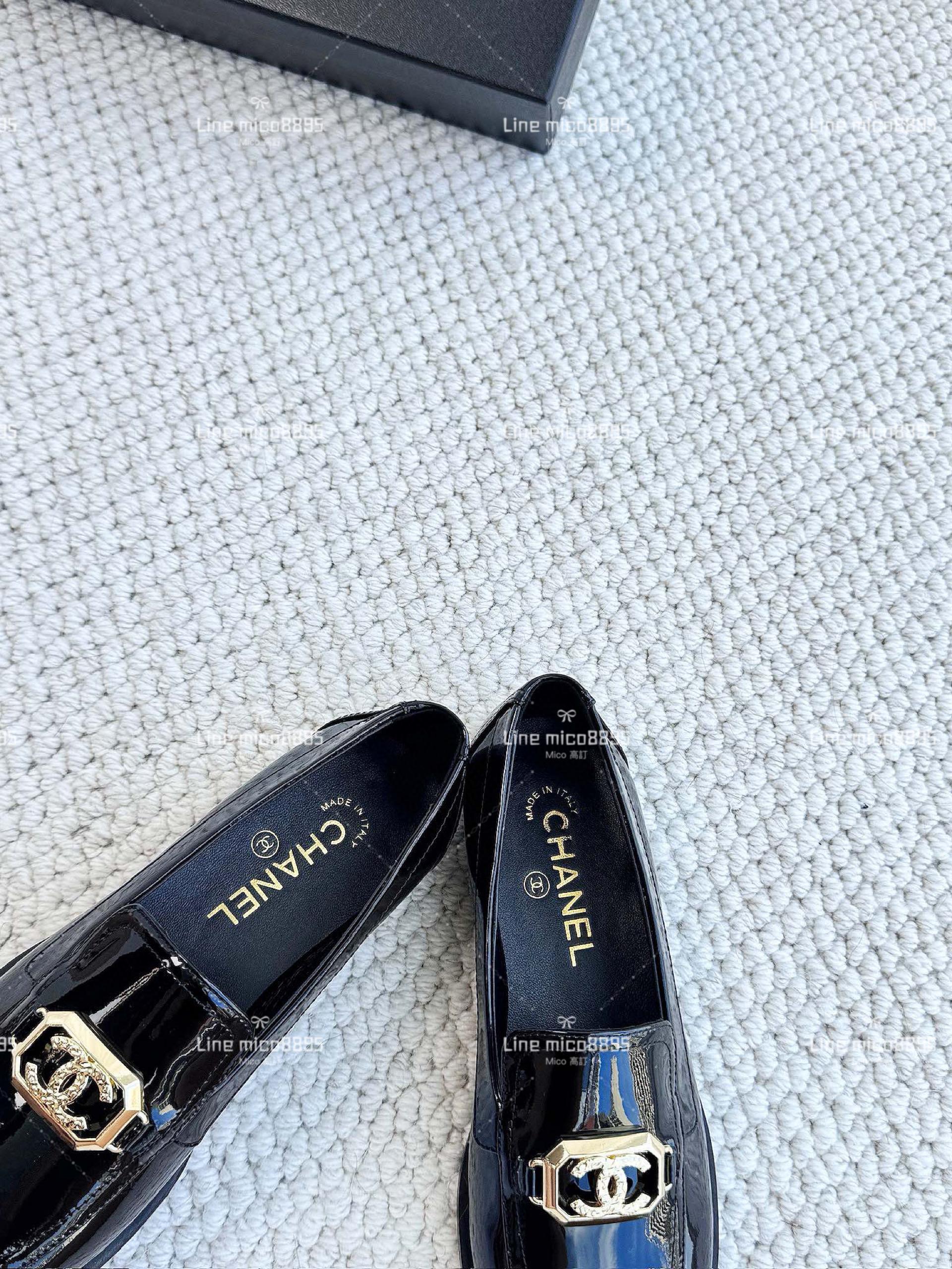 CHANEL 23k 雙C金屬字母裝飾樂福鞋 漆皮黑 35-40