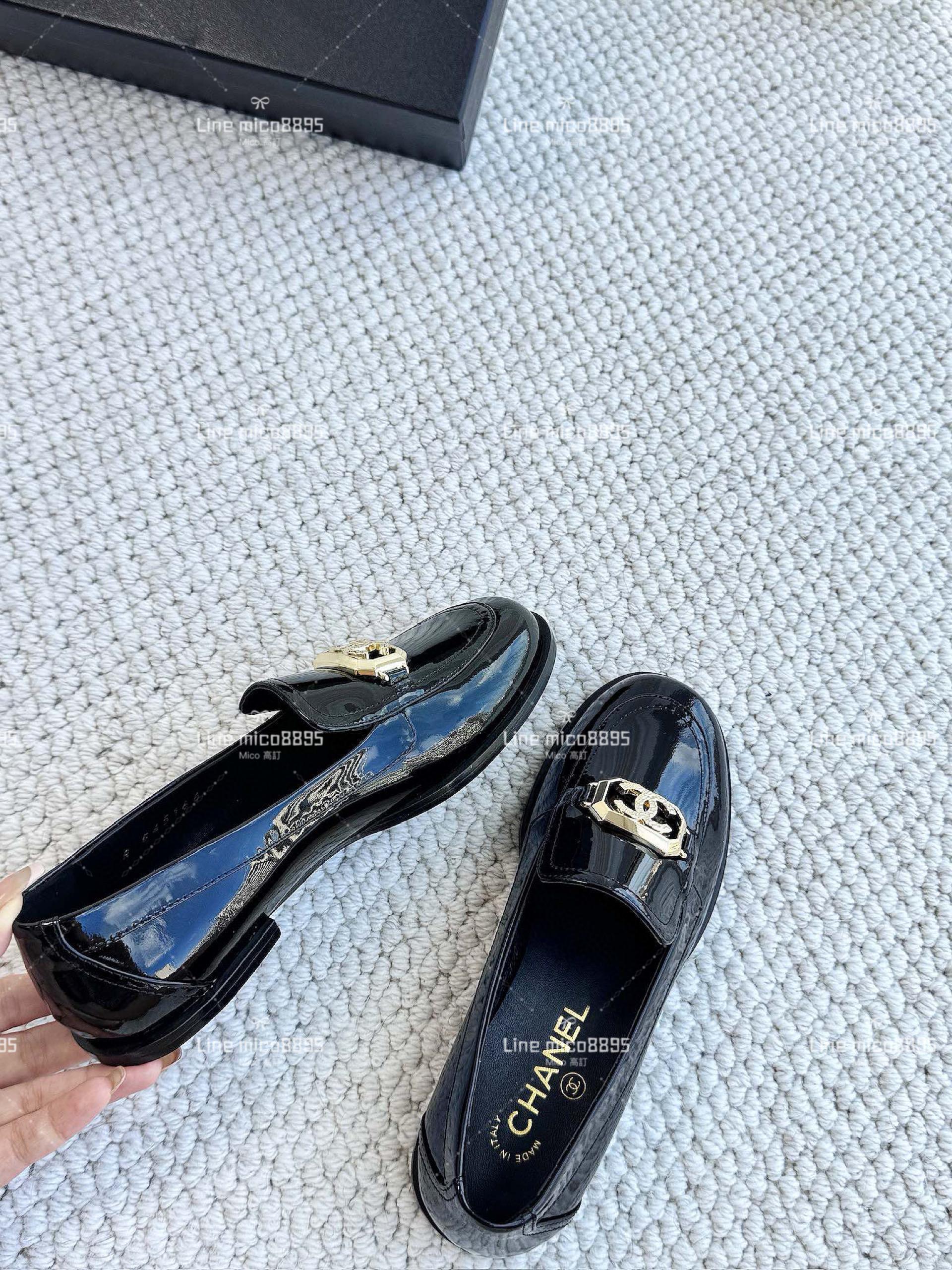 CHANEL 23k 雙C金屬字母裝飾樂福鞋 漆皮黑 35-40