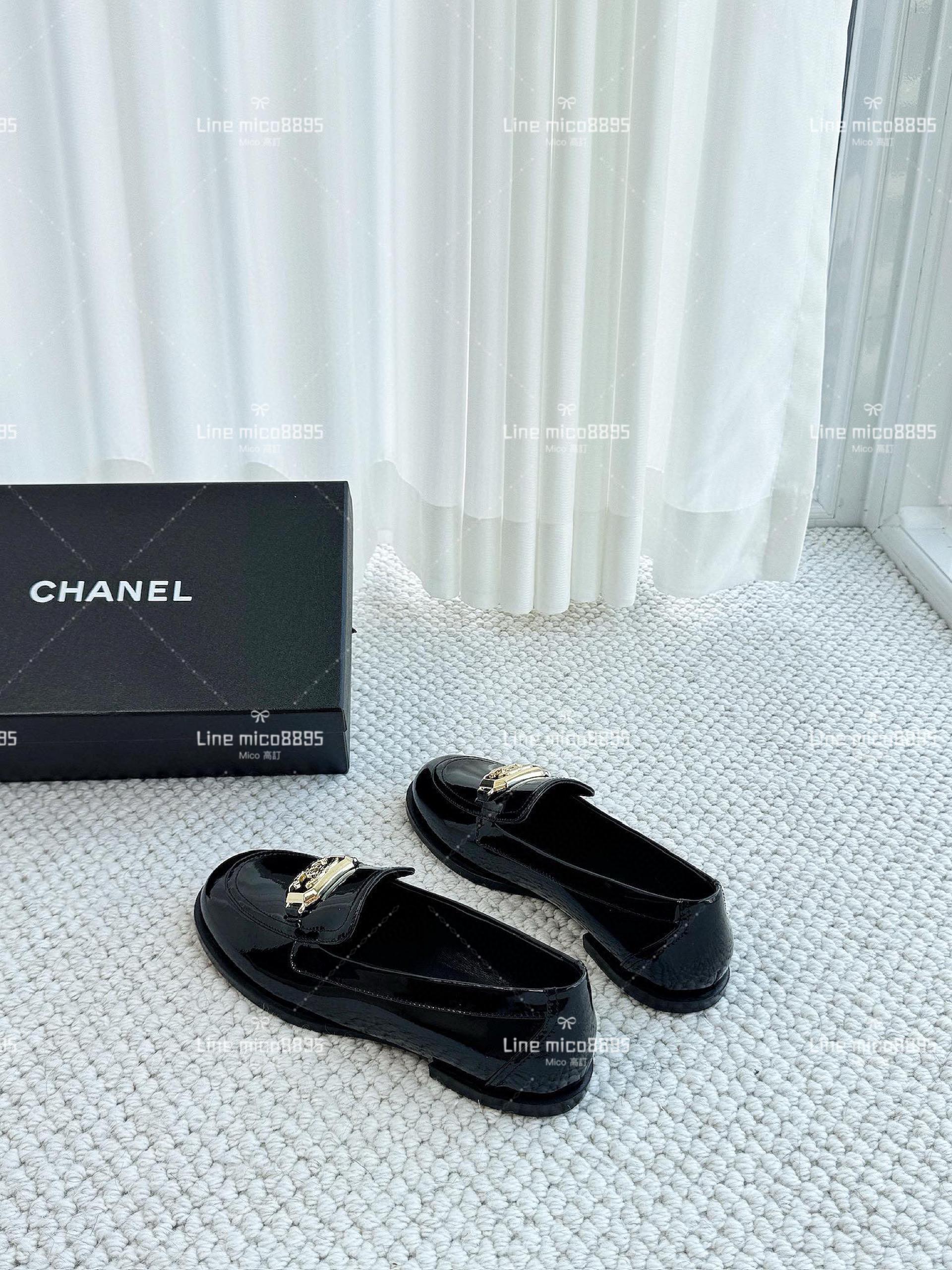 CHANEL 23k 雙C金屬字母裝飾樂福鞋 漆皮黑 35-40