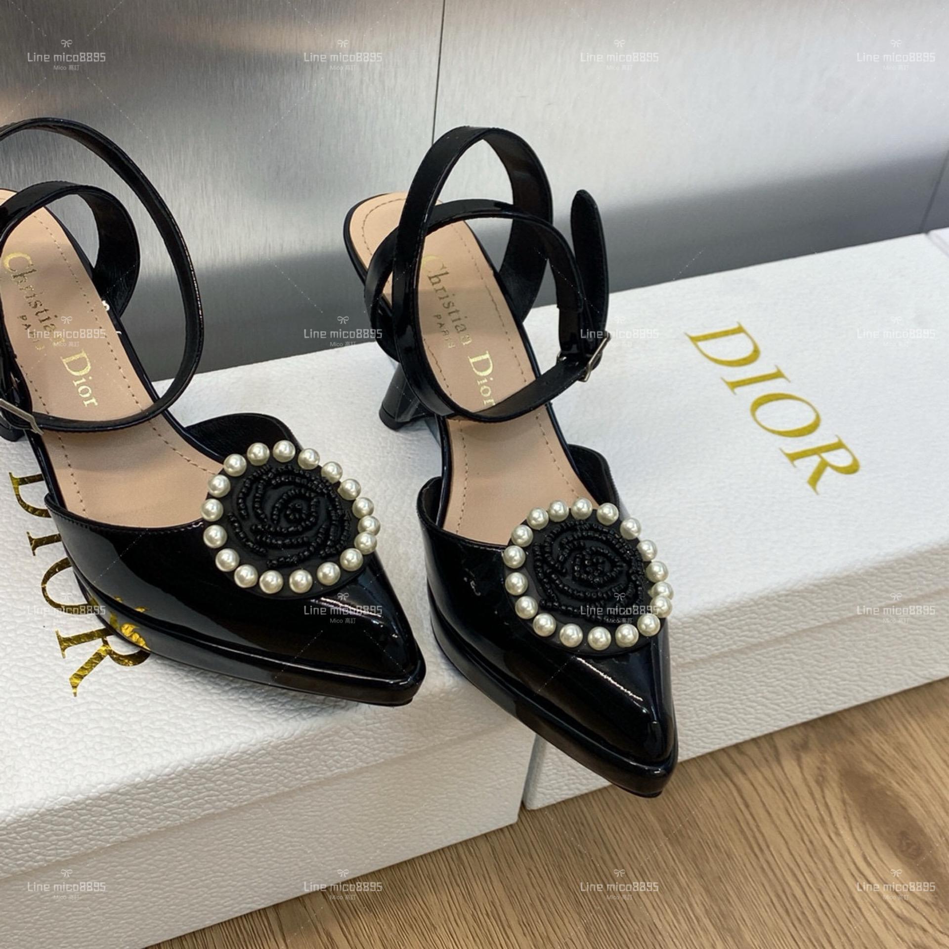 Dior 23s 春夏走秀高訂系列 防水台漆皮黑色 尖頭高跟涼鞋 玫瑰花珍珠釦 女款繫帶涼鞋 跟高8cm 34-40