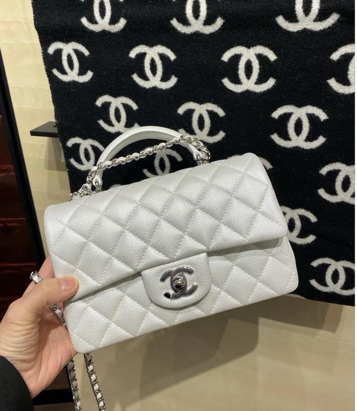 CHANEL 專櫃限定色 珠光白/銀釦 魚子醬牛皮 經典CF mini Flap handle 手柄 bag