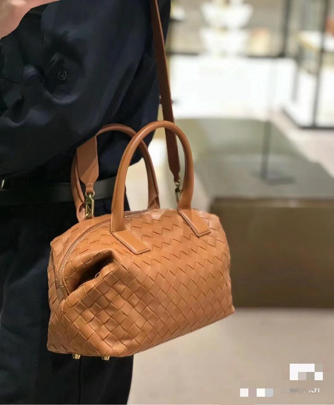 Bottega Veneta 小號 焦糖色 Intrecciato bauletto 保齡球編織包/保齡球包 20cm