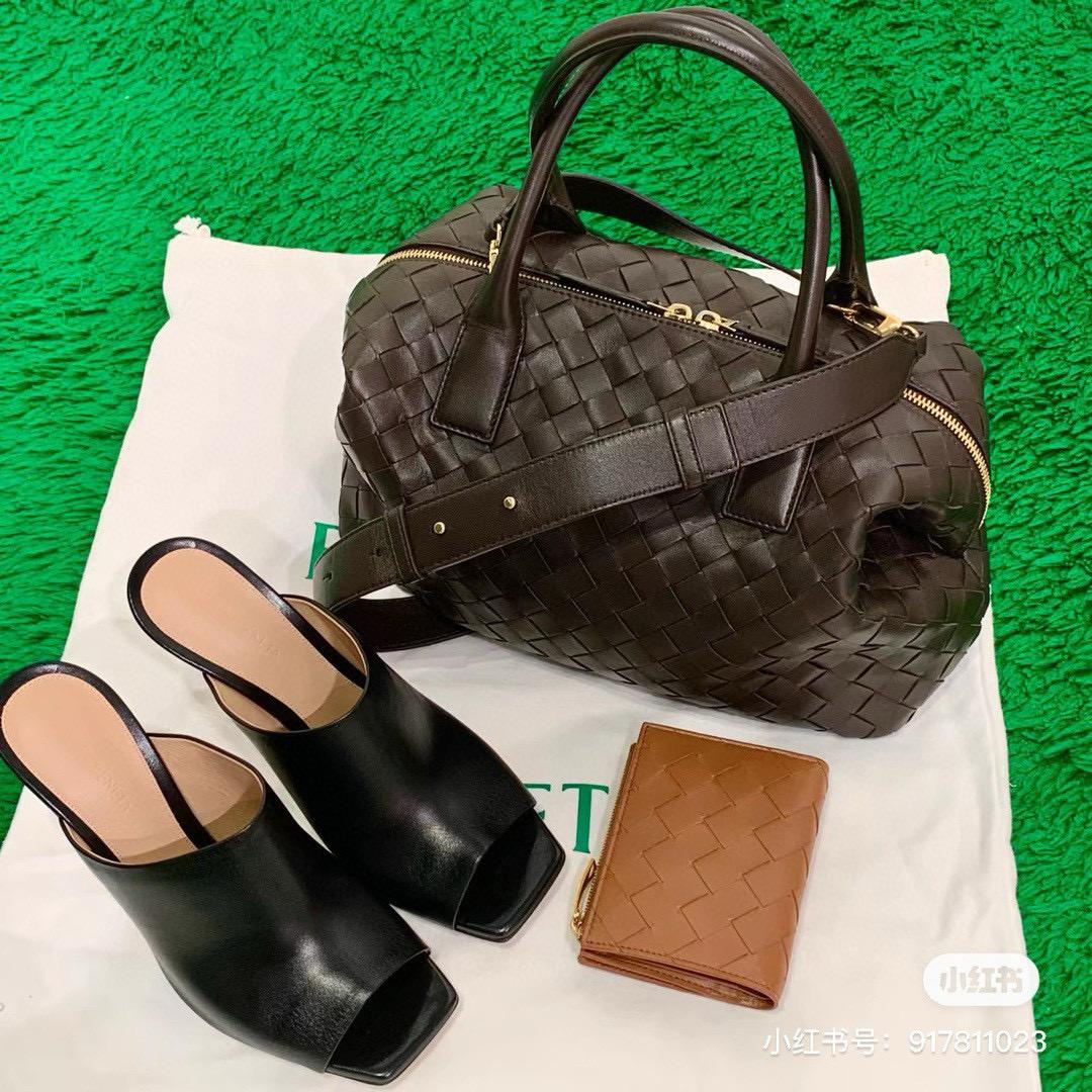 Bottega Veneta 小號 巧克力色 Intrecciato bauletto 保齡球編織包/保齡球包 20cm