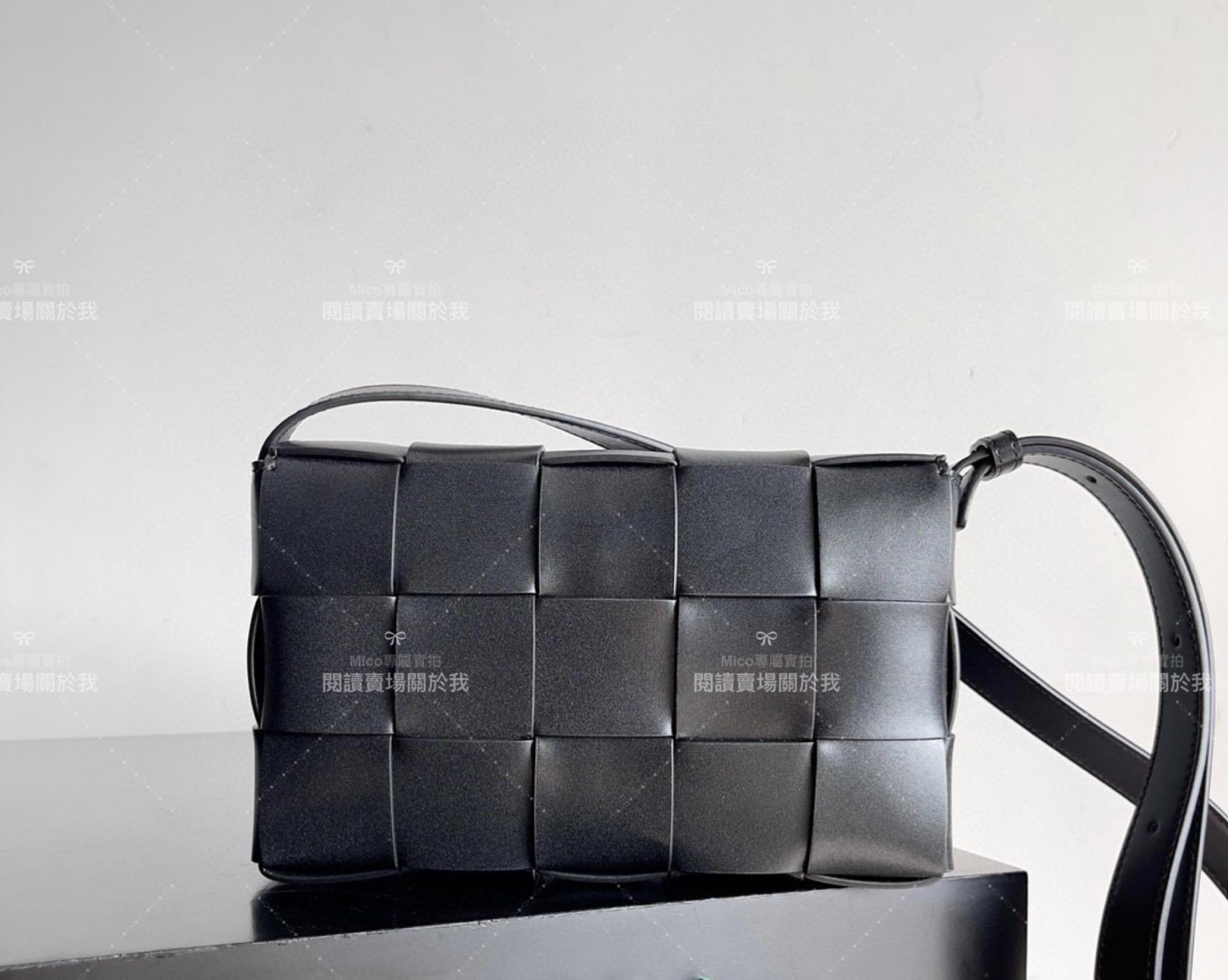 Bottega Veneta 黑色羊皮銀釦 Cassette BV 斜挎包 簡約/通勤 低調款 23cm