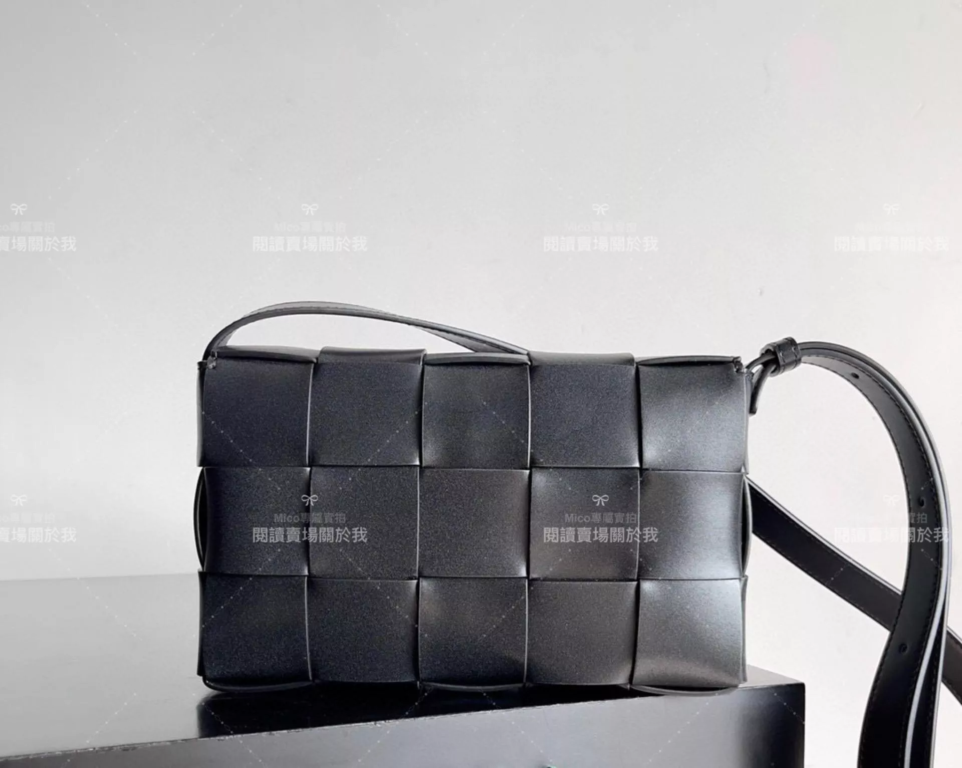 Bottega Veneta 黑色羊皮銀釦 Cassette BV 斜挎包 簡約/通勤 低調款 23cm