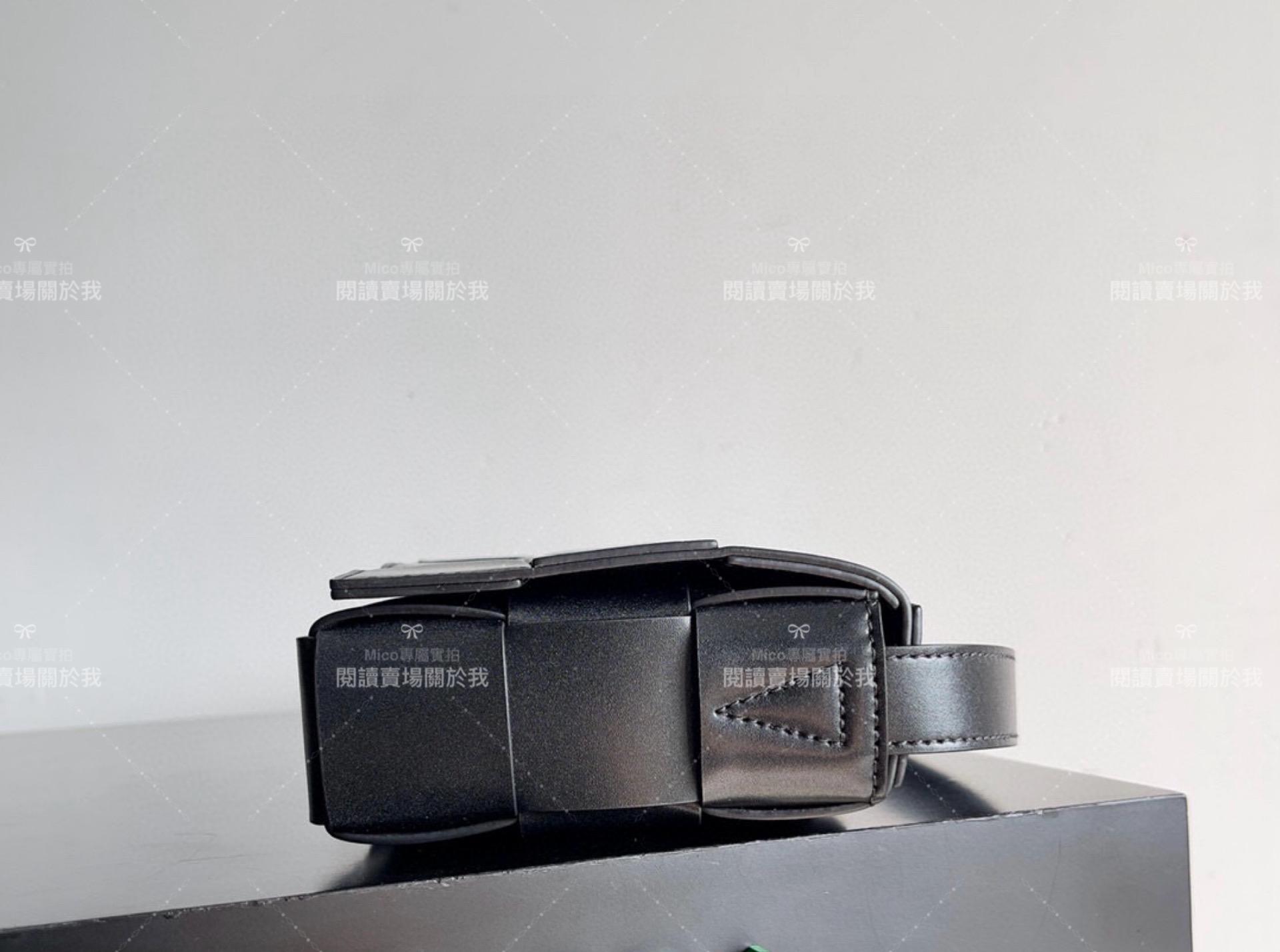 Bottega Veneta 黑色羊皮銀釦 Cassette BV 斜挎包 簡約/通勤 低調款 23cm