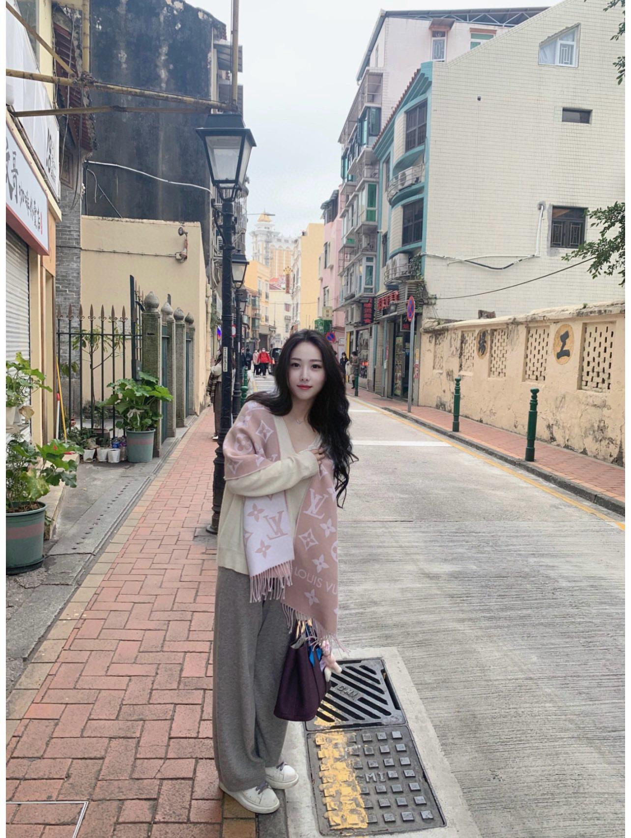 LV 𝐋𝐨𝐮𝐢𝐬 𝐕𝐮𝐢𝐭𝐭𝐨𝐧《Essential 圍巾》M77854 藕粉色 Size ：186x34cm