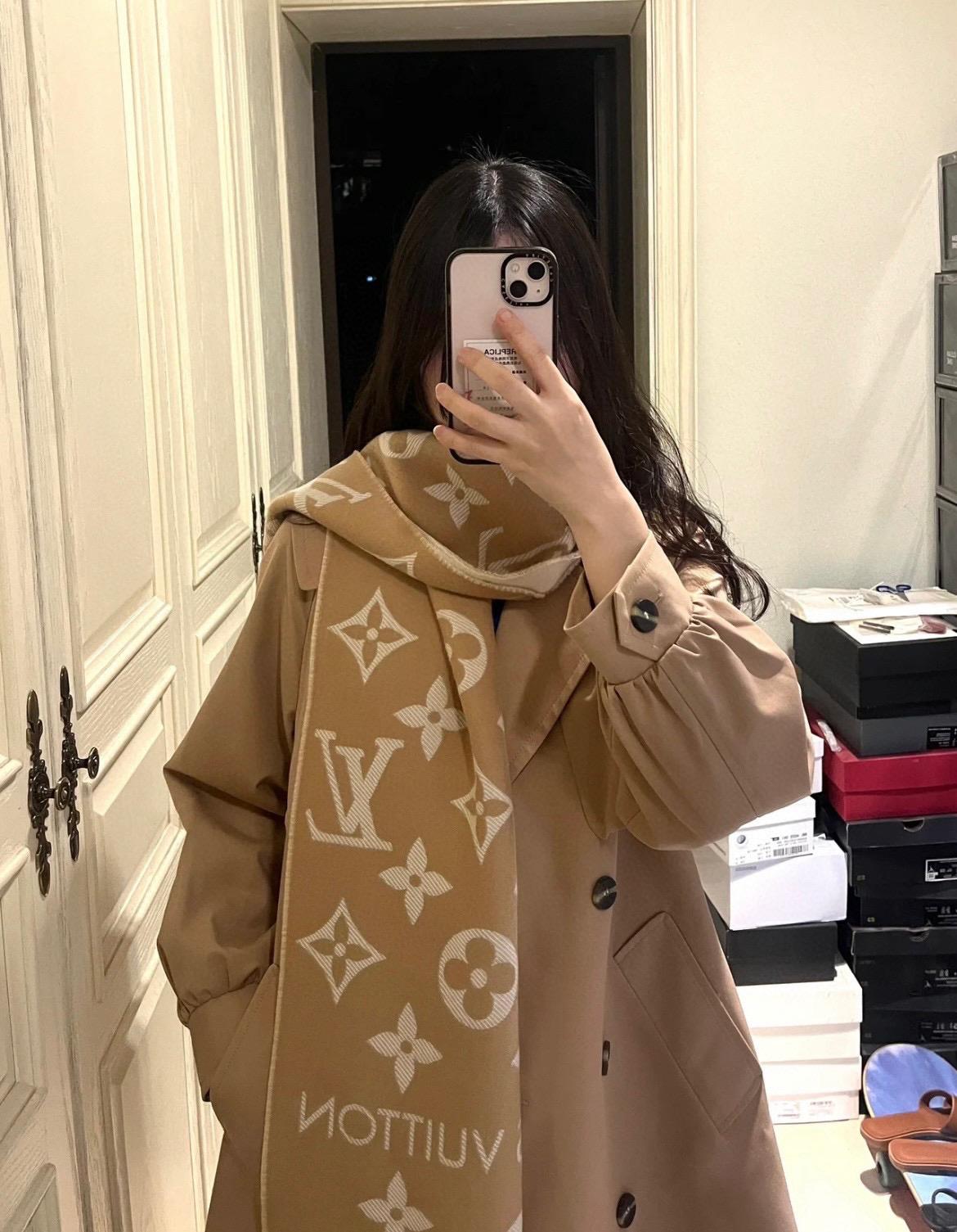 LV 𝐋𝐨𝐮𝐢𝐬 𝐕𝐮𝐢𝐭𝐭𝐨𝐧《Essential 圍巾》M77728 奶茶色 Size ：186x34cm