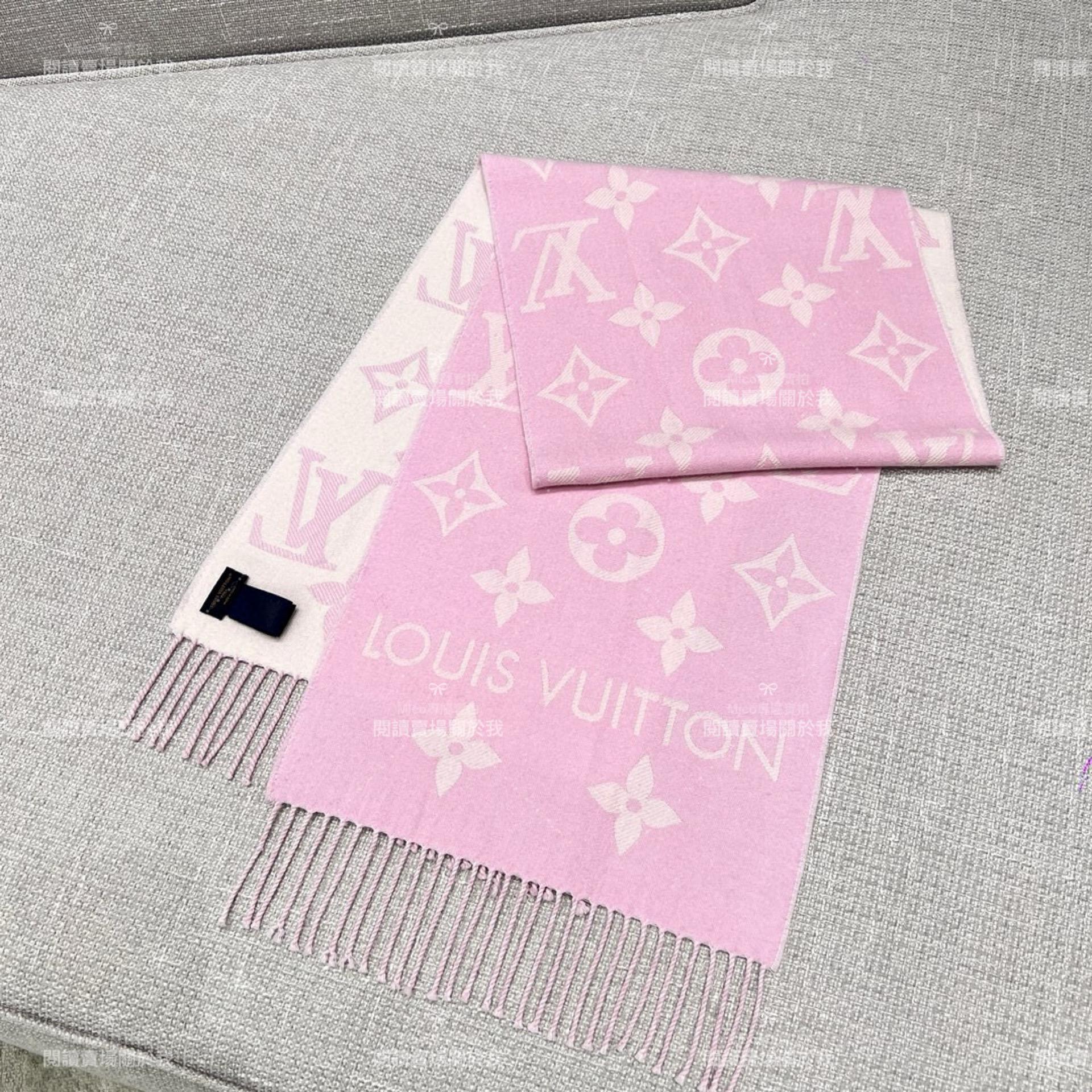 LV 𝐋𝐨𝐮𝐢𝐬 𝐕𝐮𝐢𝐭𝐭𝐨𝐧《Essential 圍巾》M77729 玫粉色 Size ：186x34cm