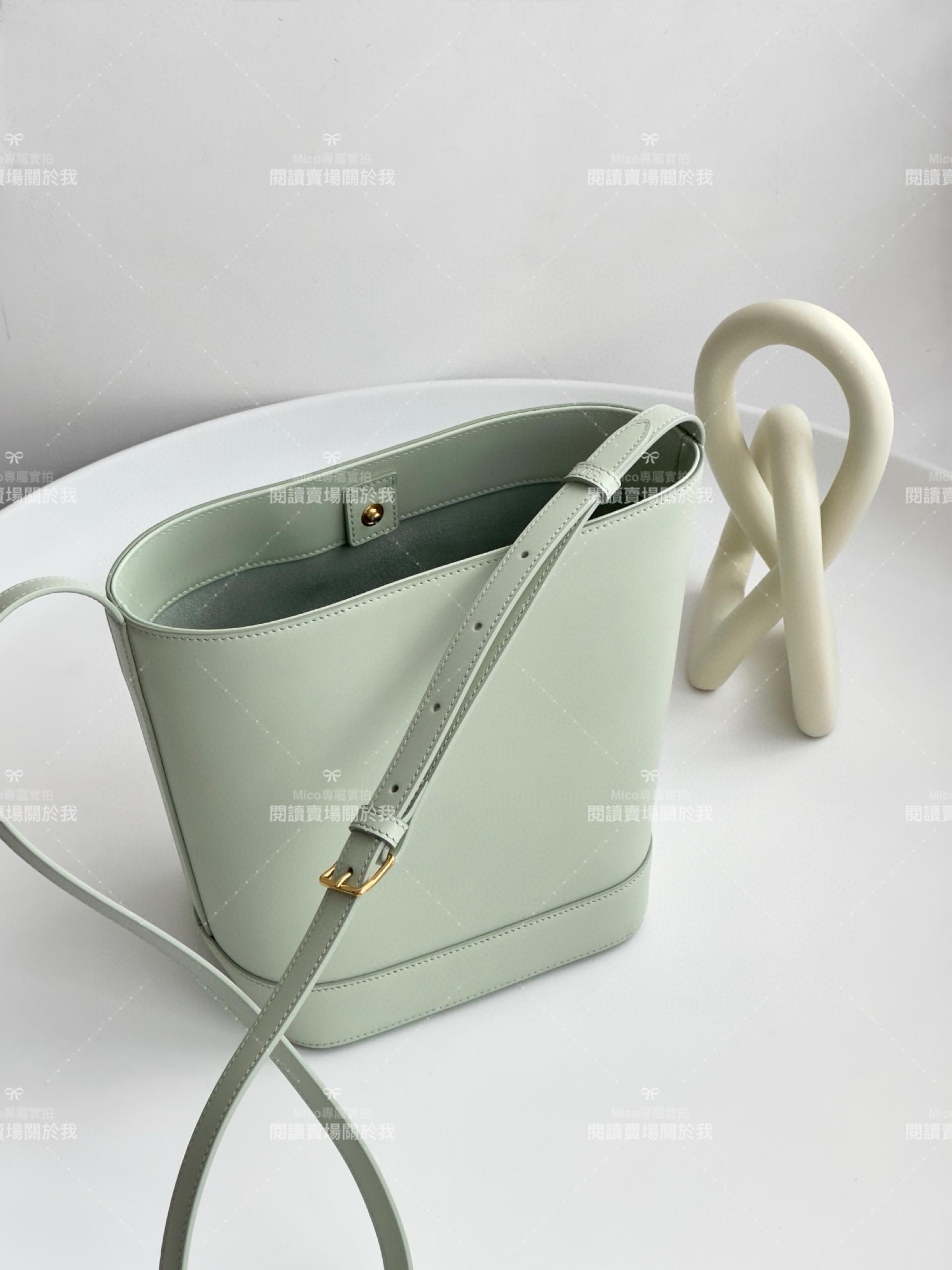 Celine 冰綠色 Cuir Triomphe光滑牛皮水桶包/斜跨包 22cm