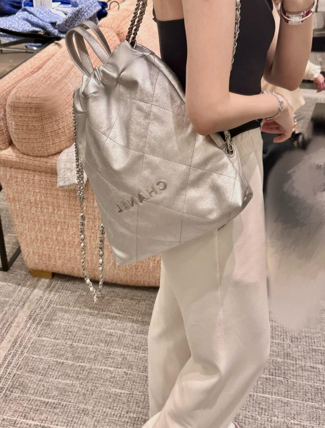 Chanel 新尺寸 小號 碎銀色 22Bag 小牛皮 雙肩包/背包