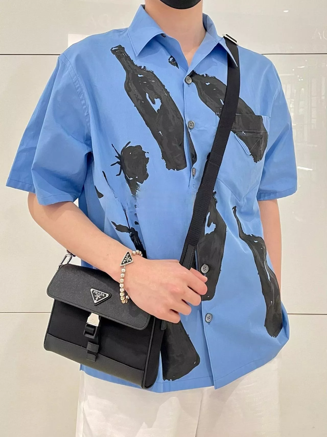 Prada 再生尼龍拼防刮牛皮 新款郵差包 男女同款 輕巧好搭 21cm