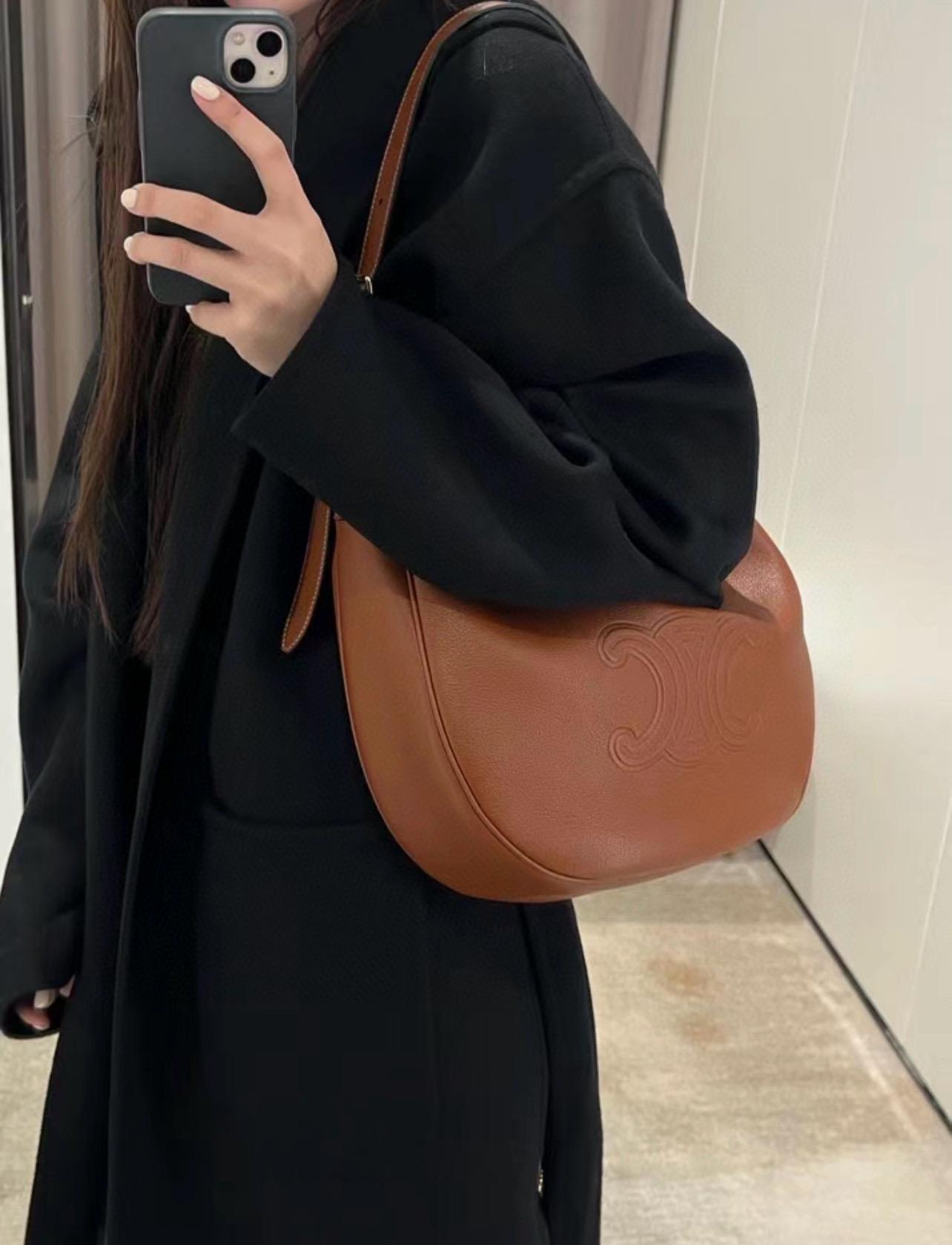 Celine 新款 焦糖棕 Heloise Cuir Triomphe 全皮革 hobo包 真皮 尺寸：30x28.5x8cm 低調簡約通勤包