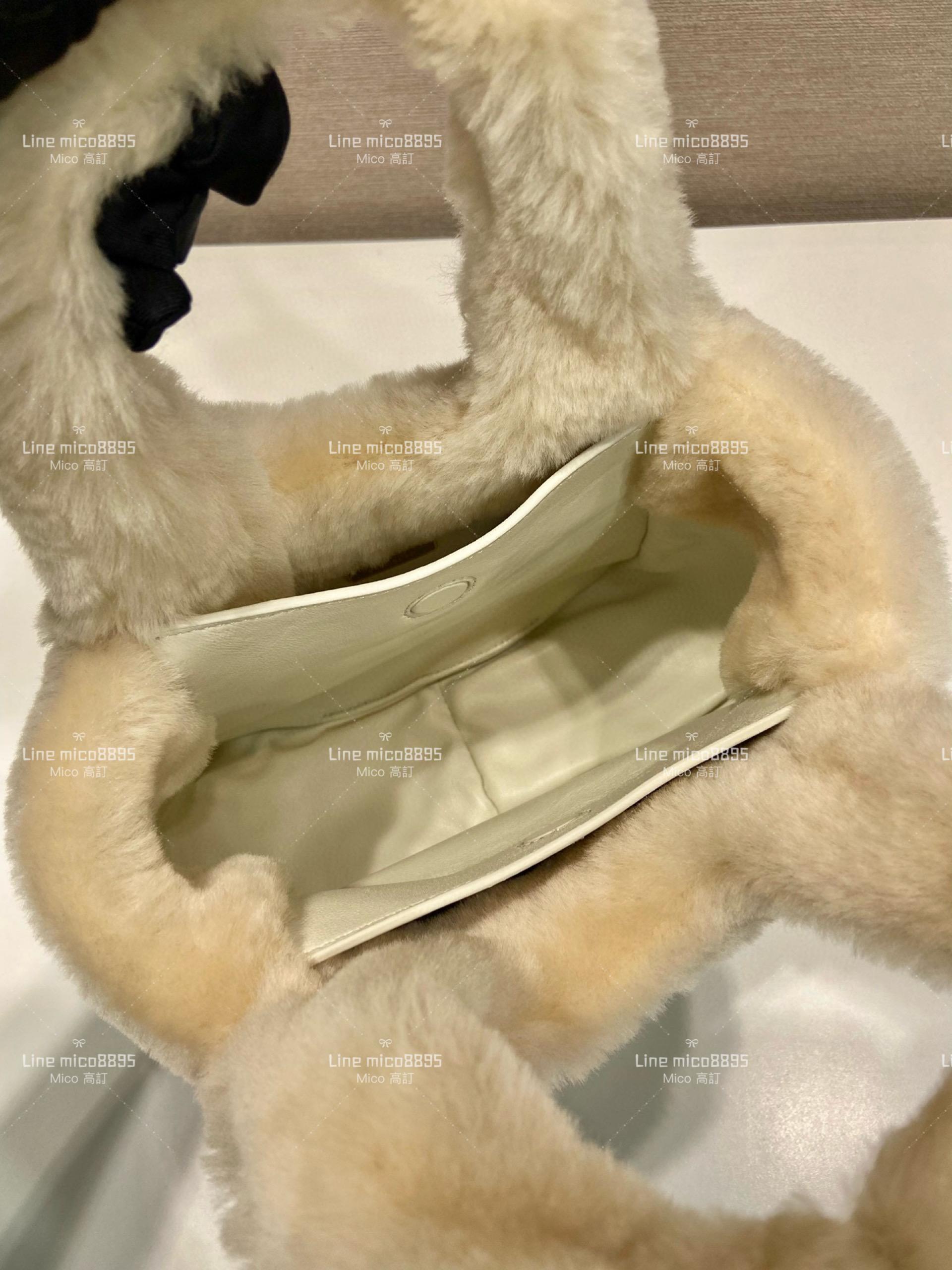 PRADA 杏色羊毛手提水桶包 18cm