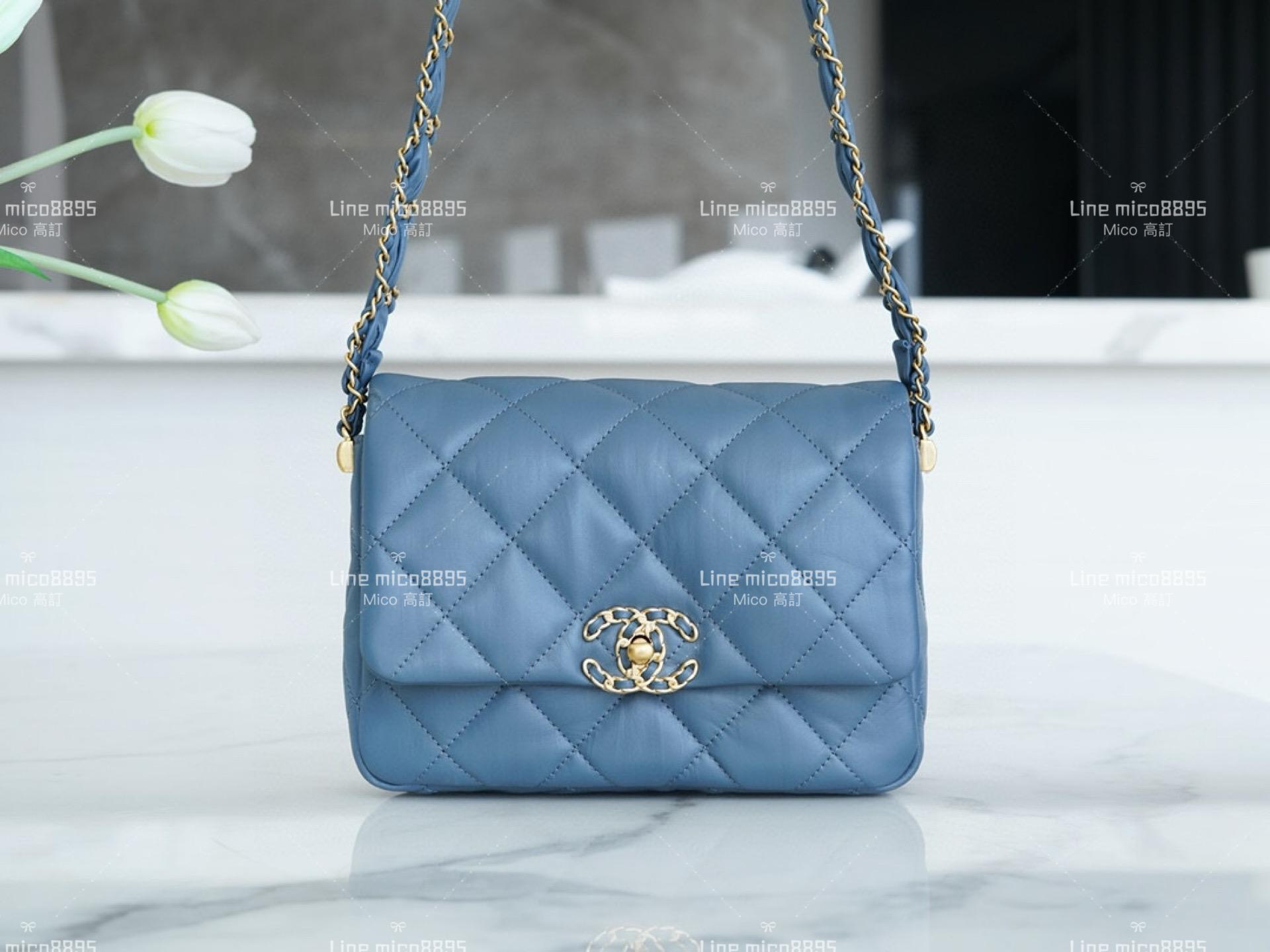 CHANEL 19系列 穿皮肩帶 褶皺小牛皮口蓋包 霧霾藍 20.5cm